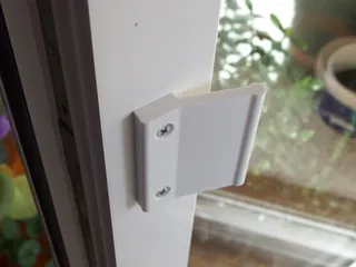 Madlo na balkonové dveře