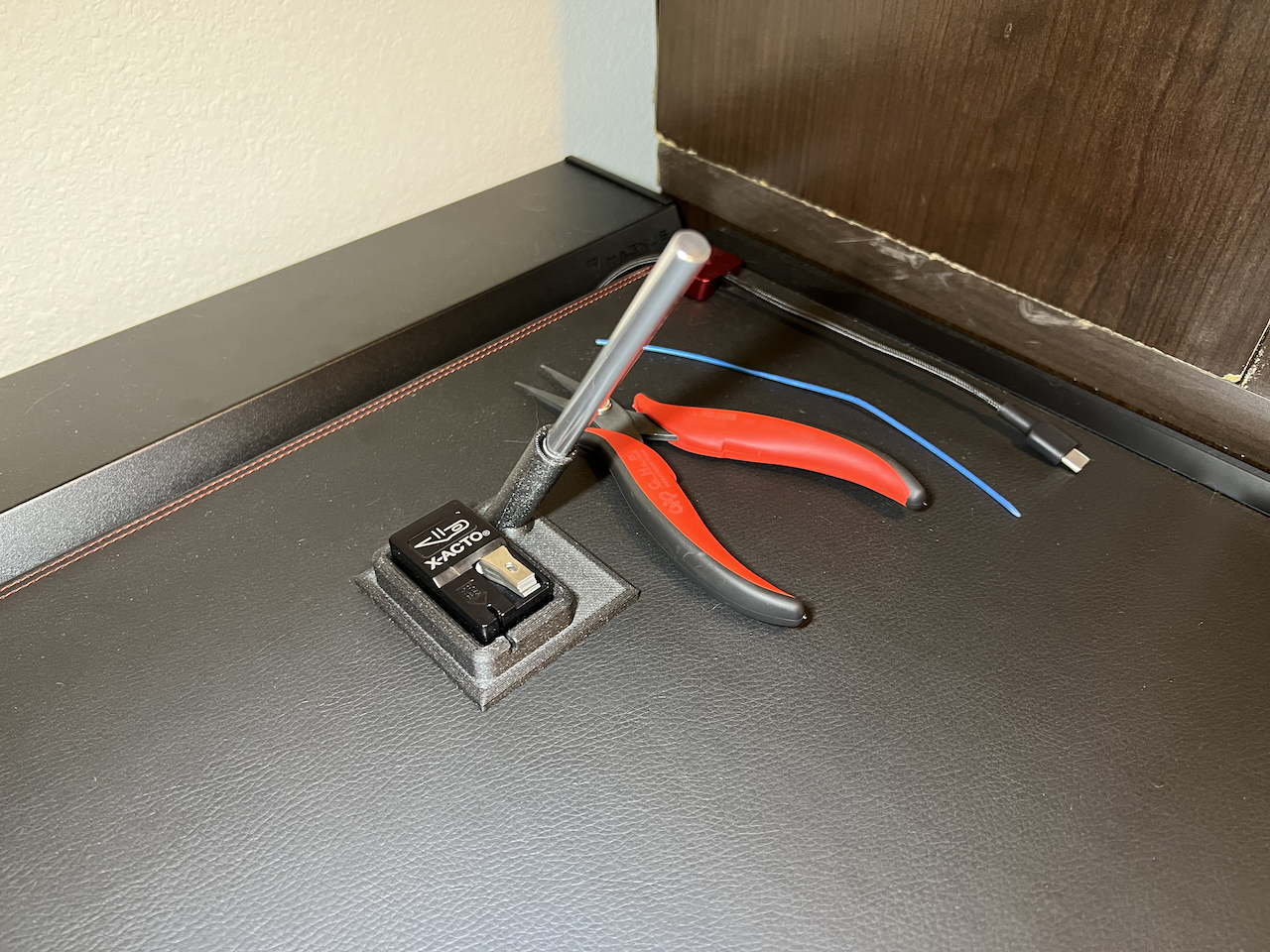 Desktop XActo Knife Holder by kennyd1gital Download free STL model