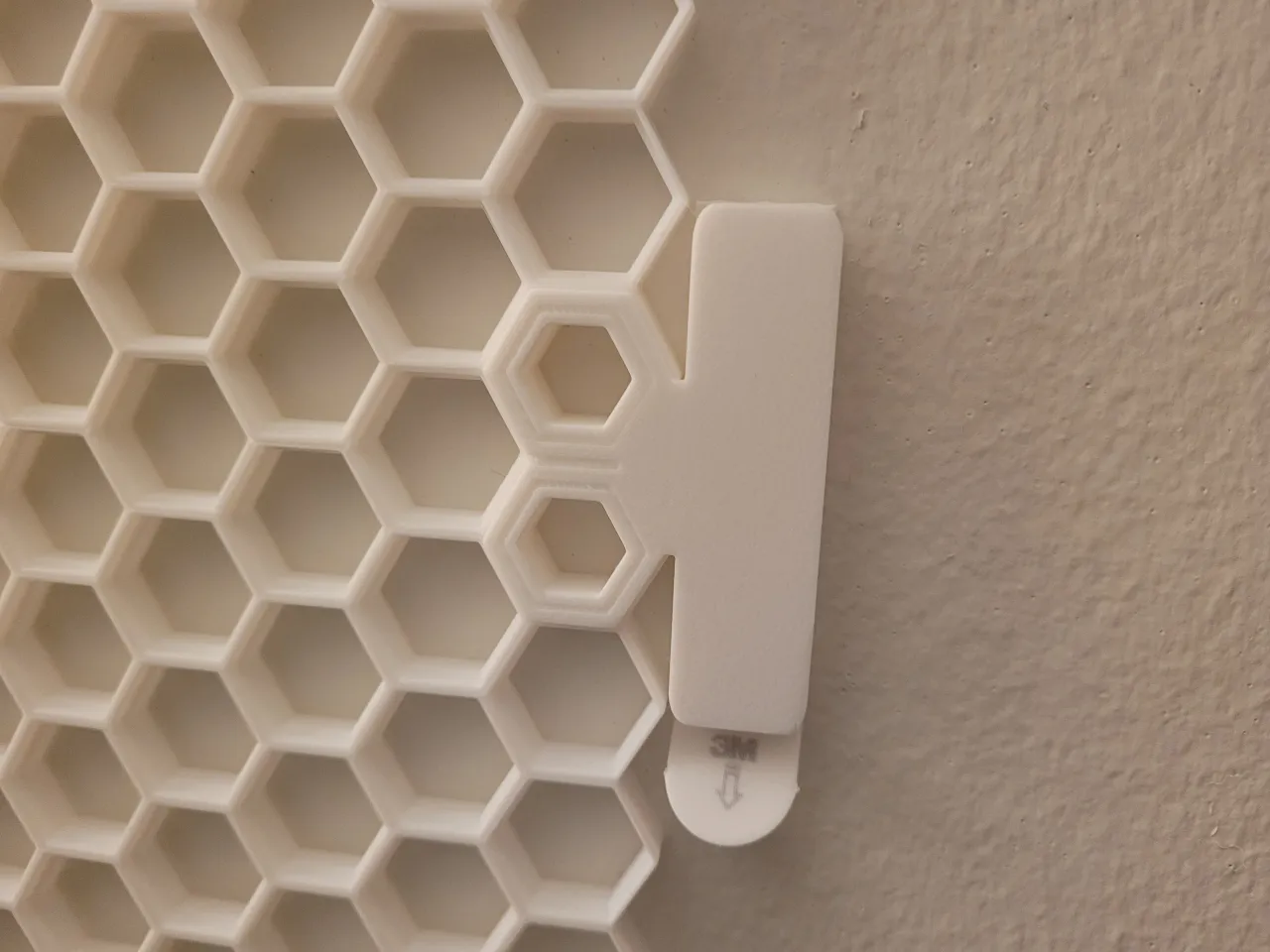 SPI Home 35123 13 x 6 x 3 in. Honeycomb & Bee Wall Mounted