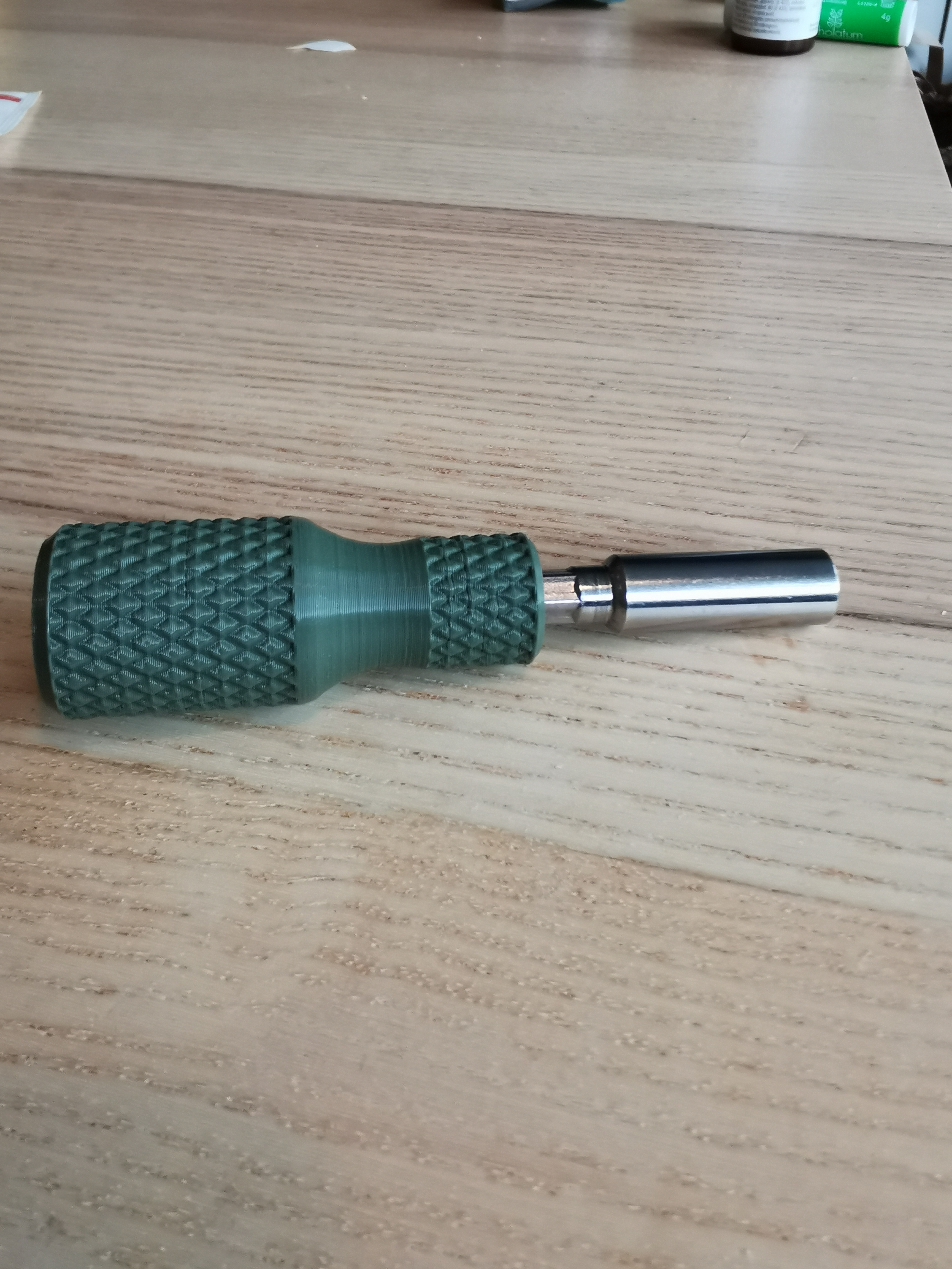 Miniatura 2 do modelo 3D Knurled Screwdriver handle