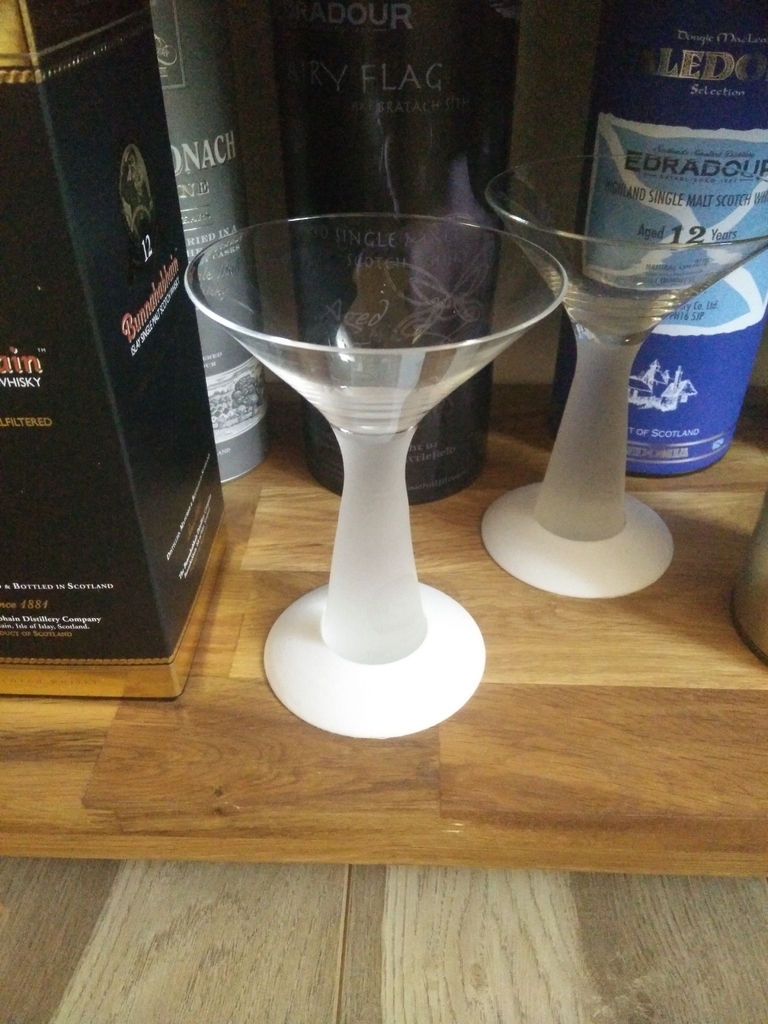 Glass holder for Coole Swan glasses