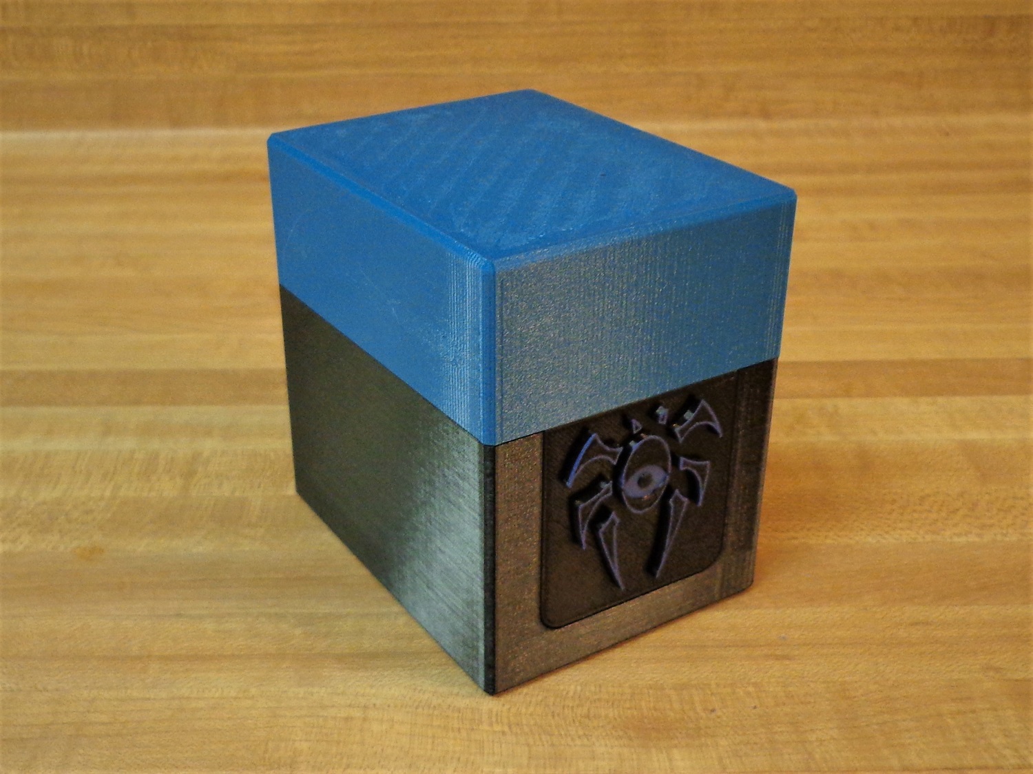 Commander Deck Box with Symbol Insert (MTG) by Tekcor17 Download free STL model