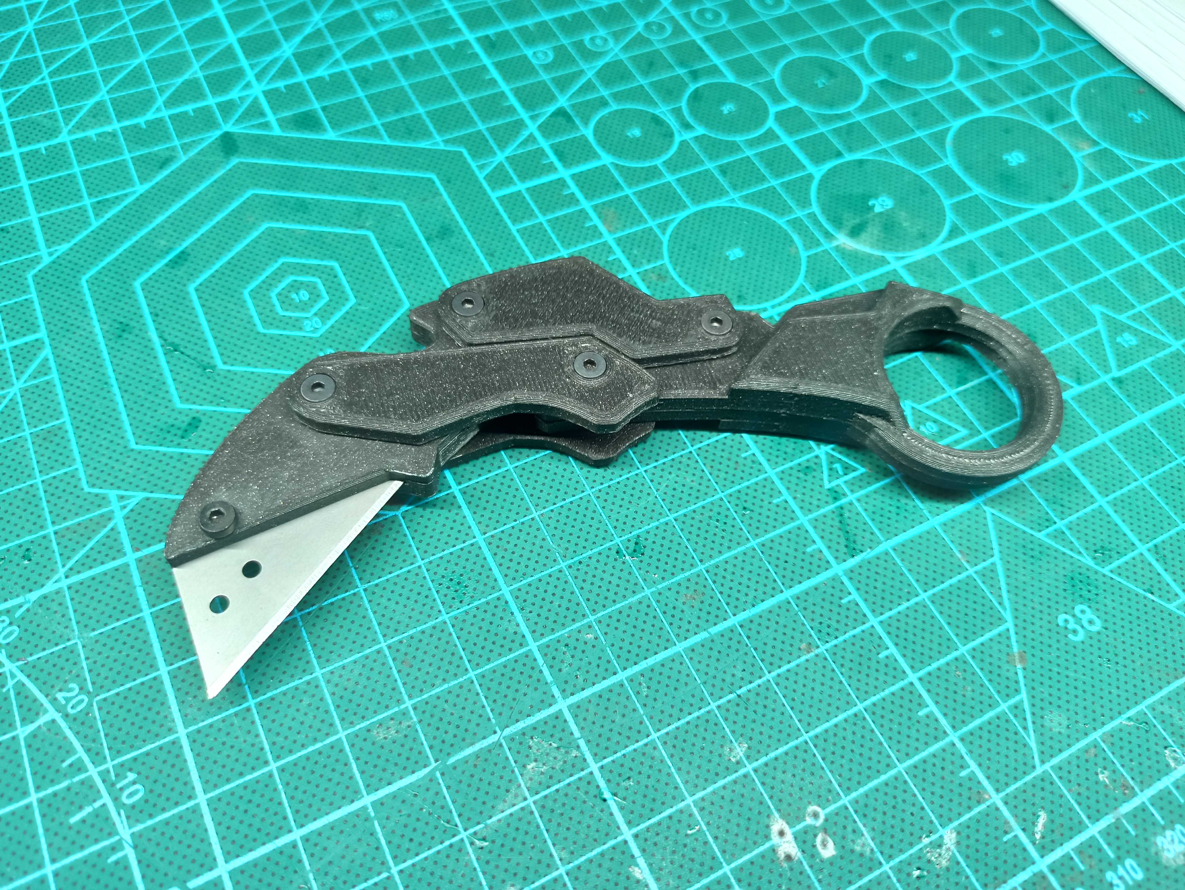 Folding Karambit with utility blade