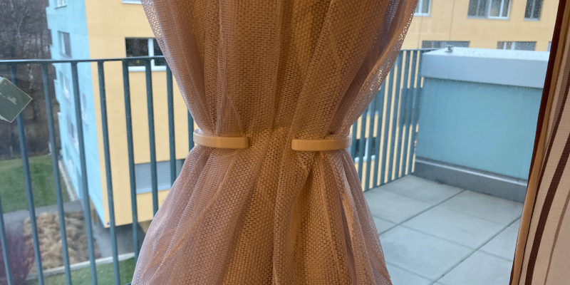 Curtain holder