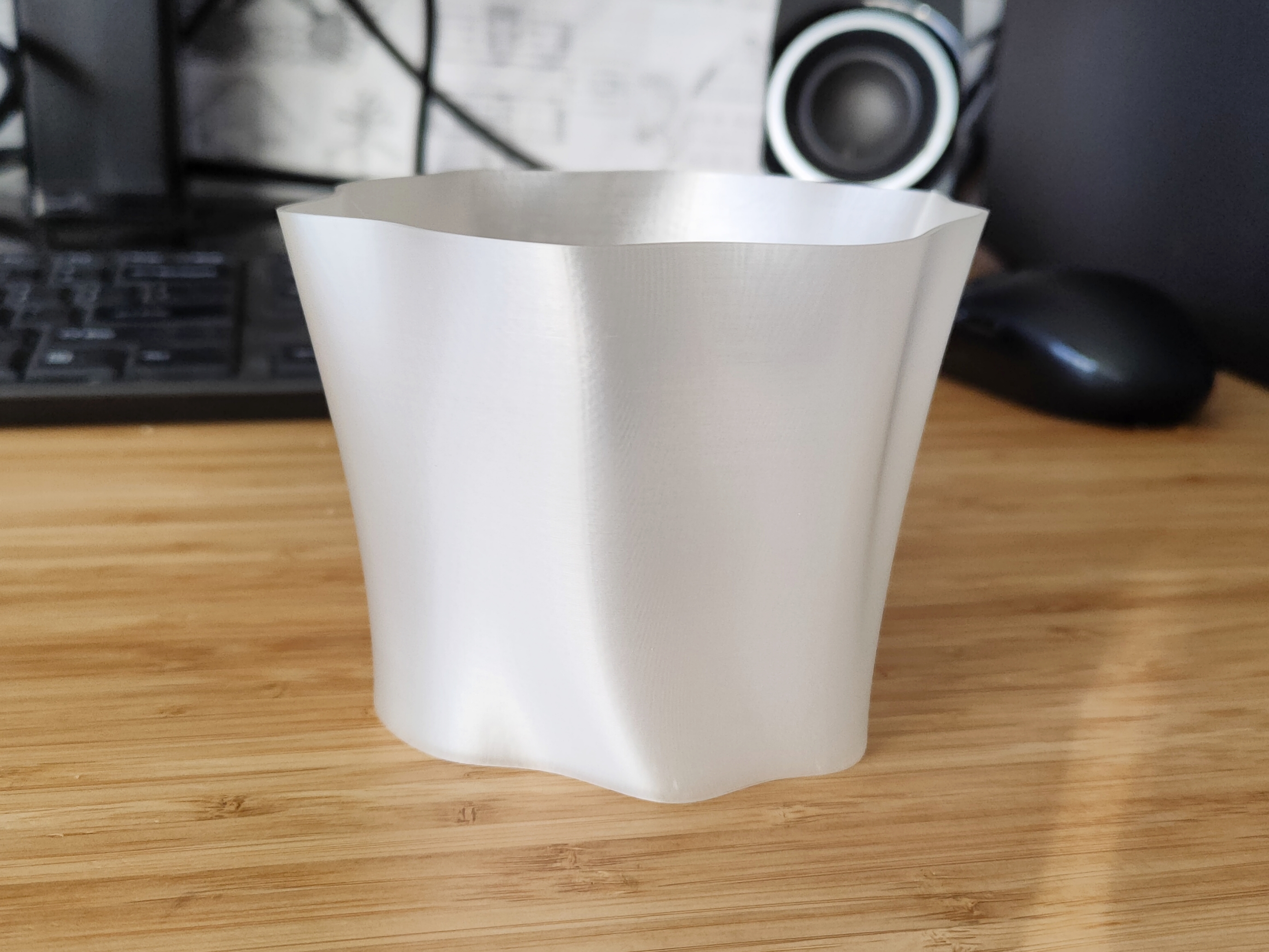 Curtain wavy parametric flower vase
