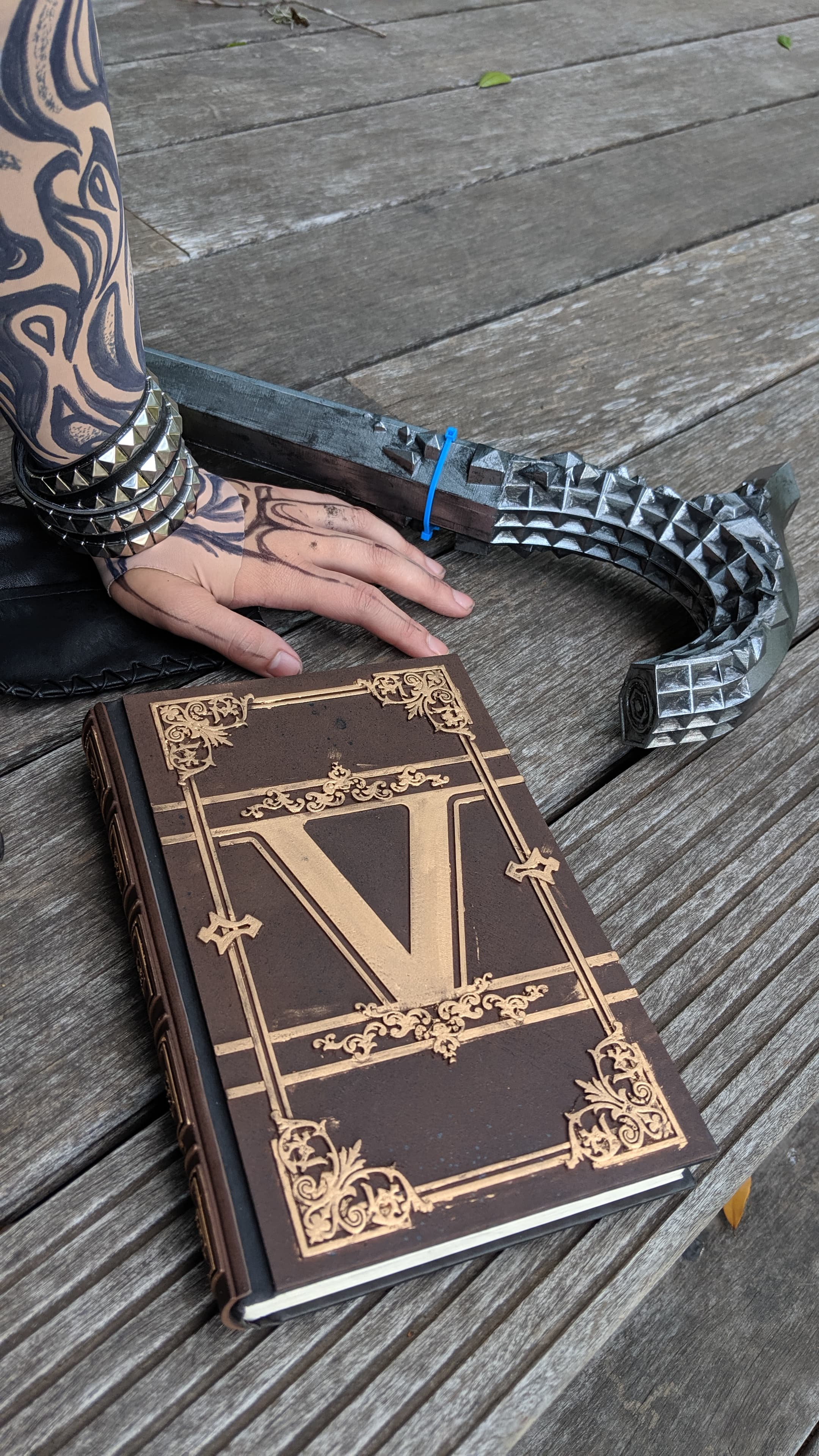 DMC5 V Book [Lelegacycrafting]