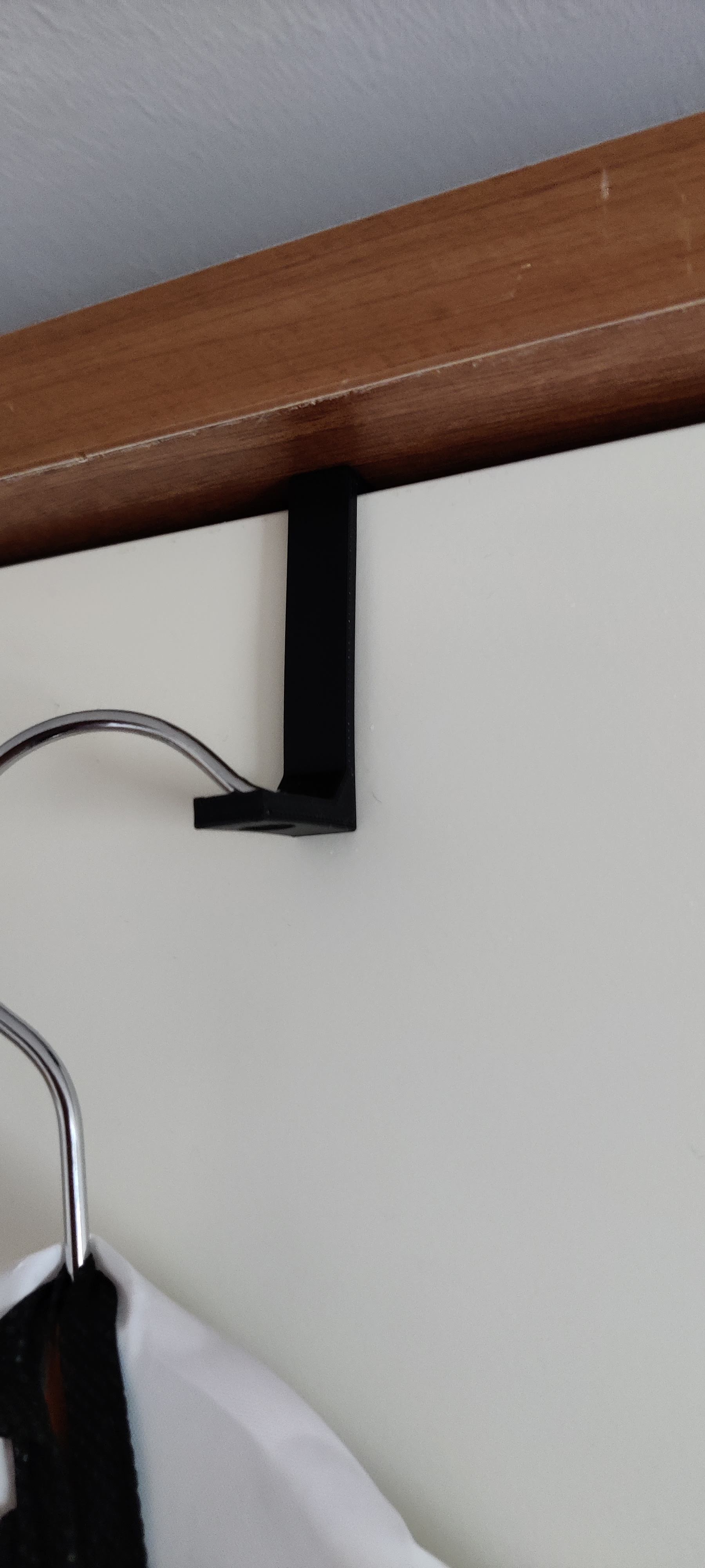 Overdoor hanger