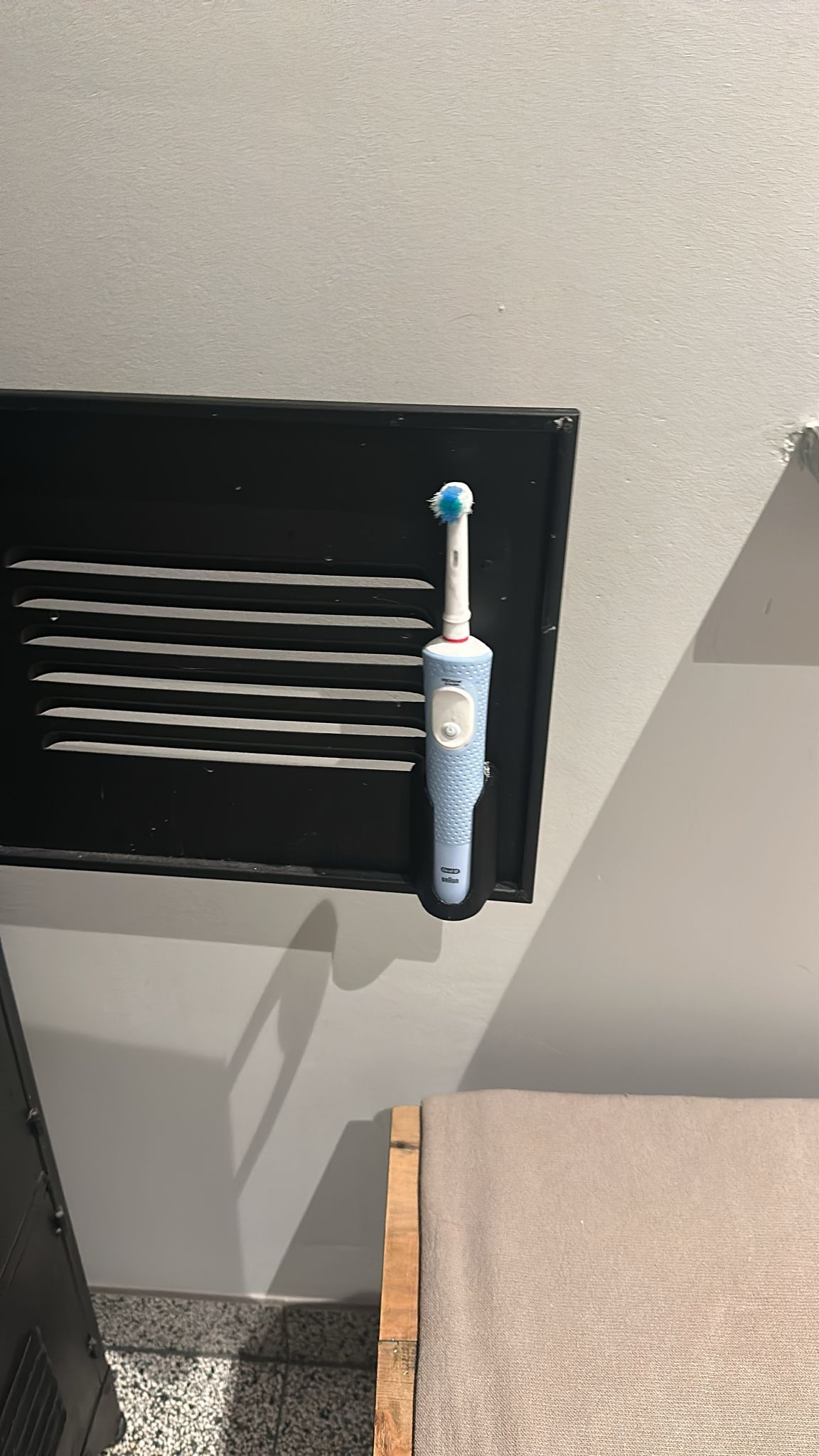 Oral B holder with magnets