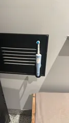 Oral B holder with magnets