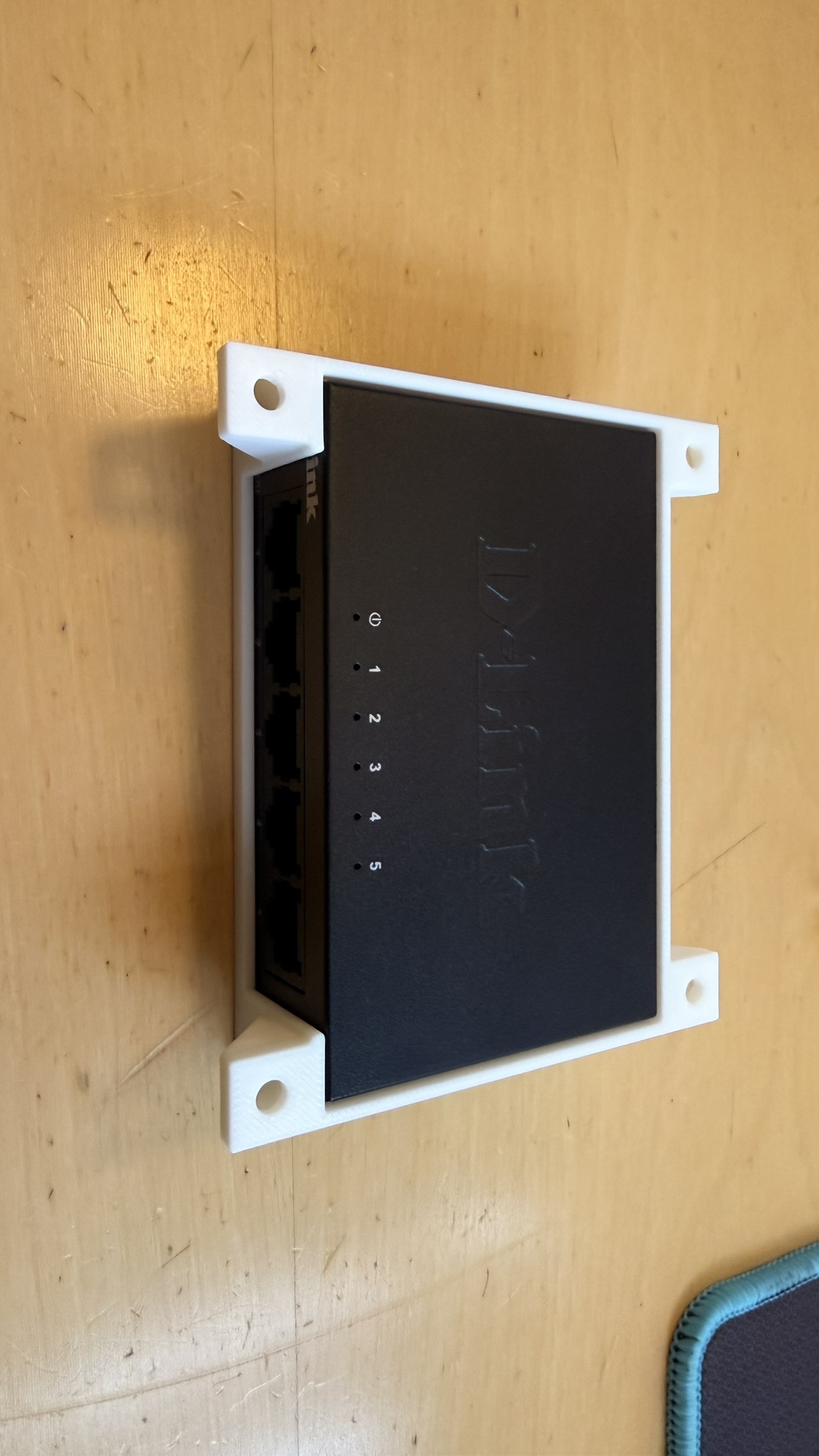 D-Link DGS-105GL Under desk mount