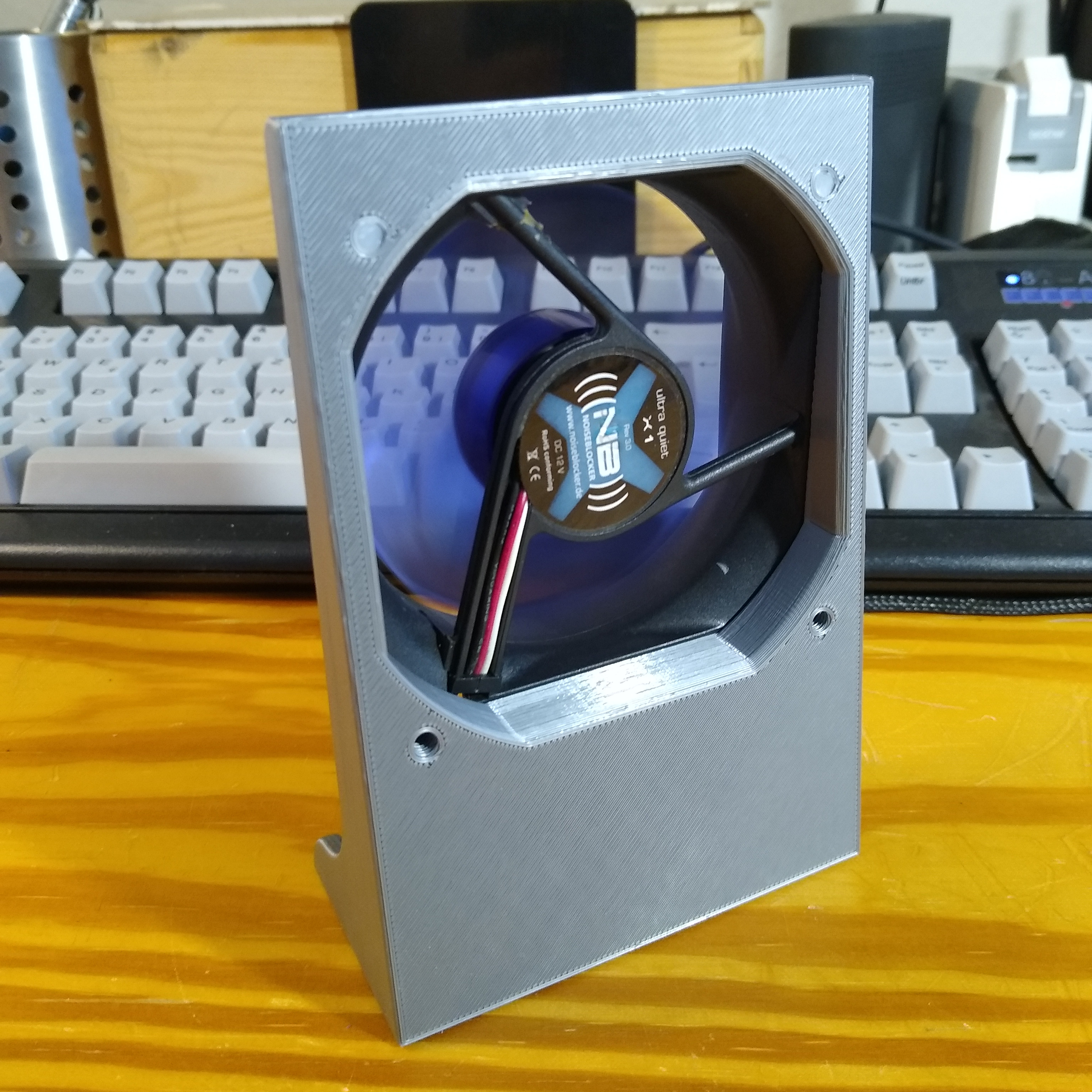 Simple desktop stand for 80 mm PC fan