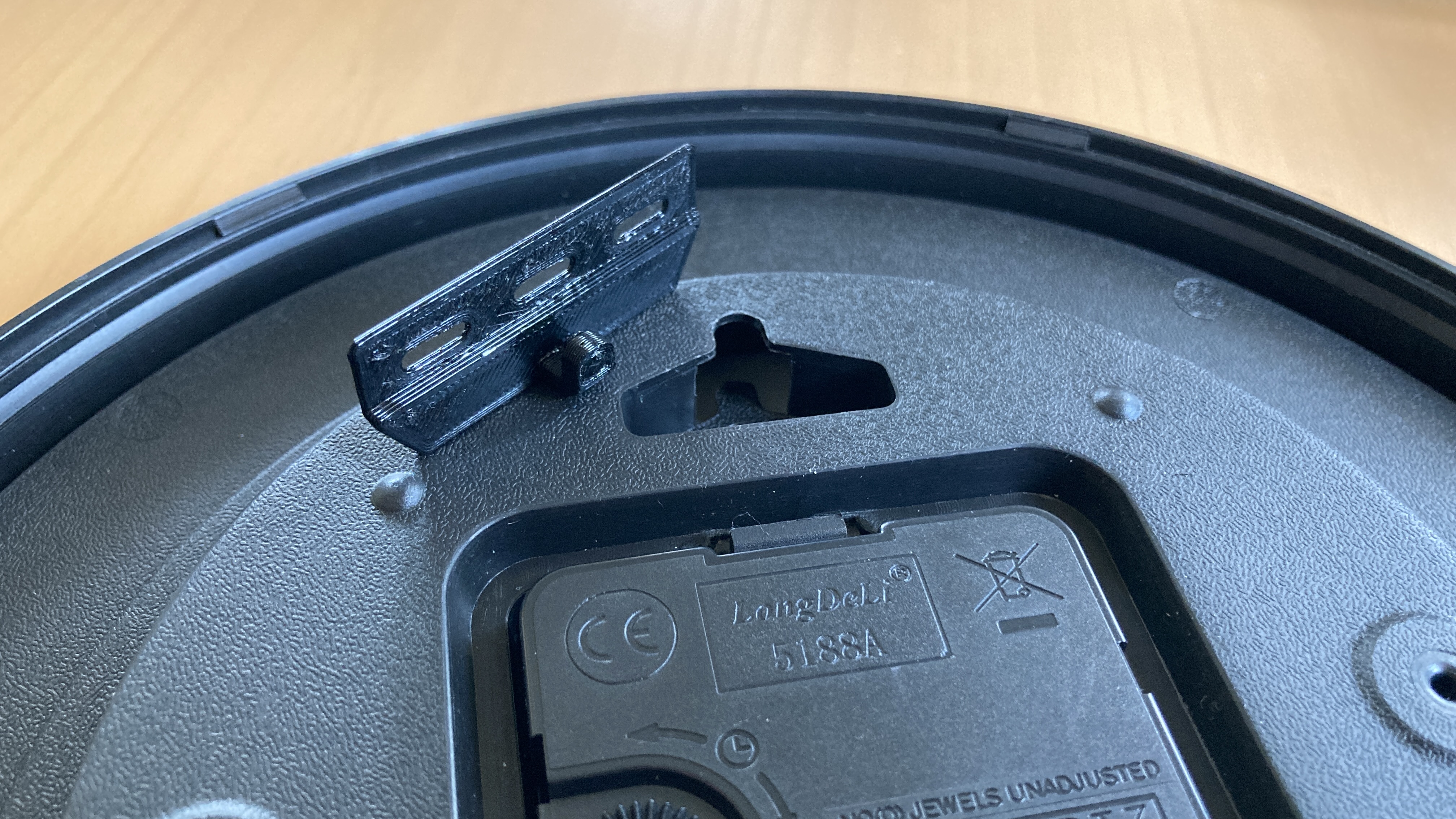 Miniatura 4 do modelo 3D Wall Clock Hook Using Stapler