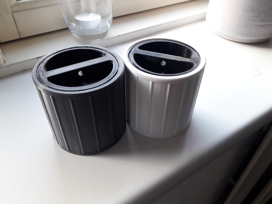Container with flush thread lid