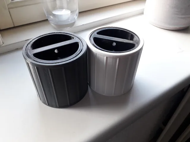 Container with flush thread lid