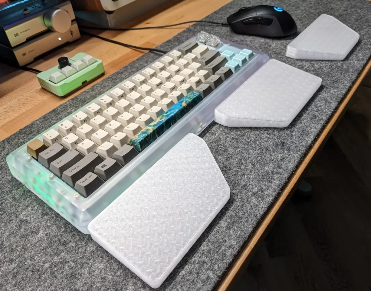 Keyboard & Mouse Wrist Rests by Extra Fox | Download free STL