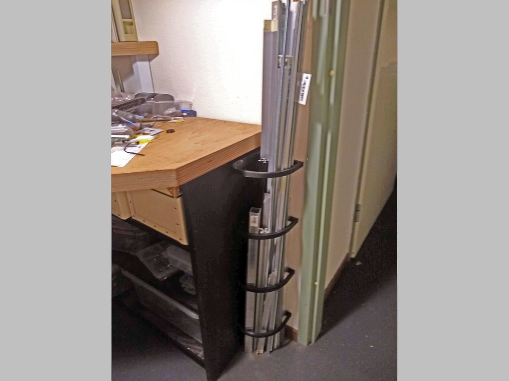 Vertical storage rack for profiles