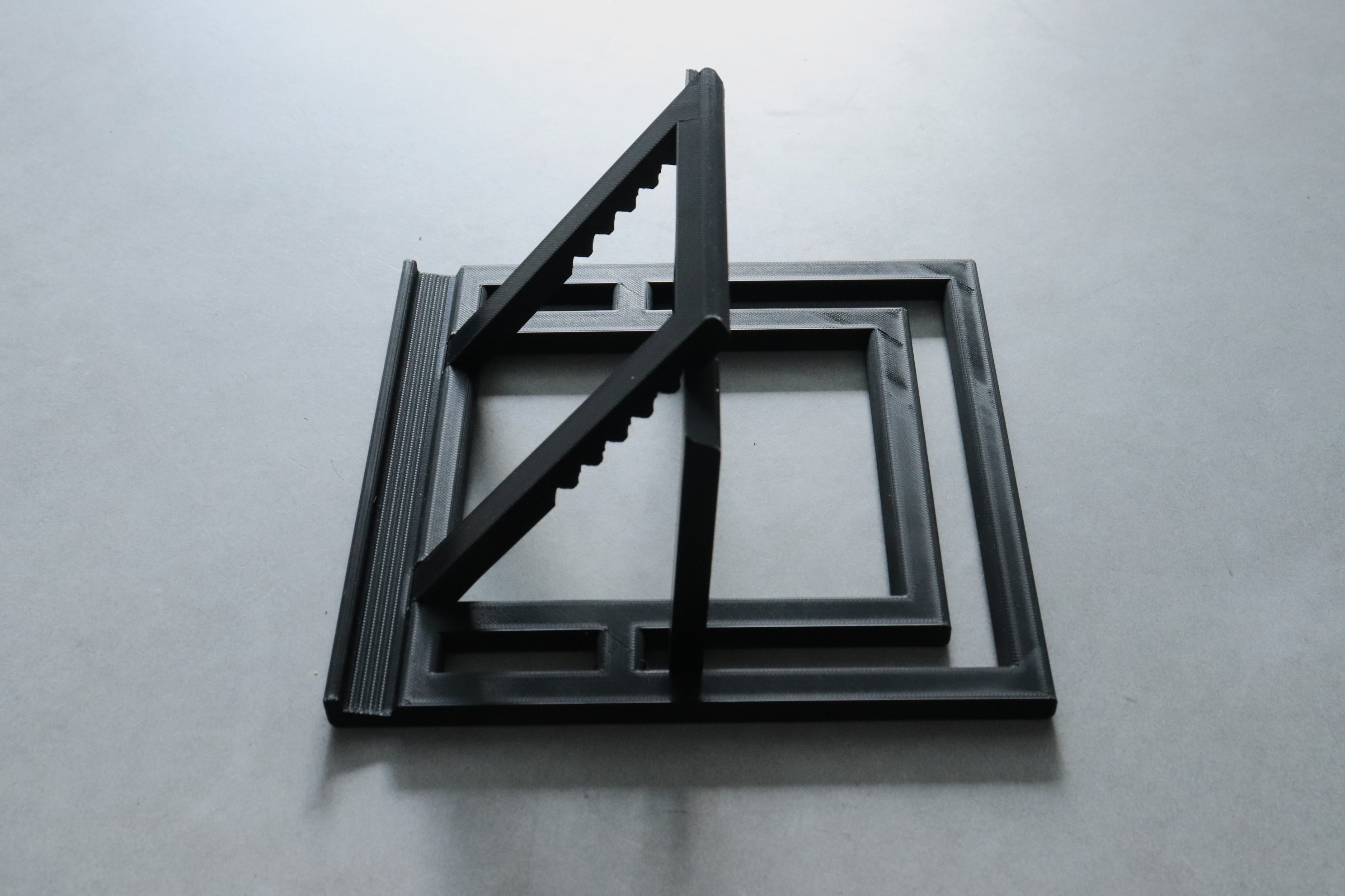 Adjustable tablet stand