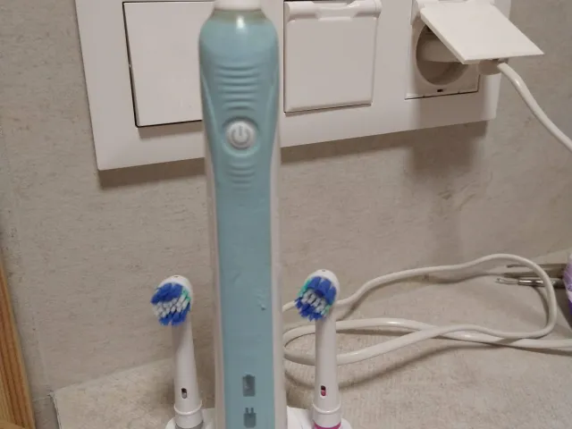 Toothbrush holder for Oral-B charger with strong inserts