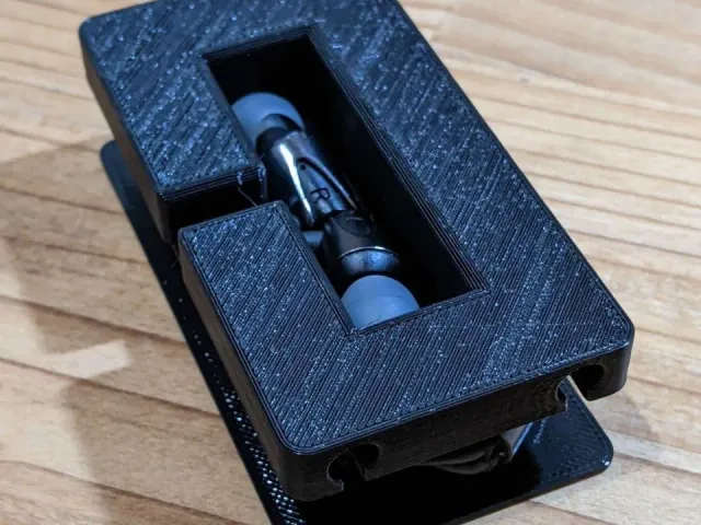 Earphone holder
