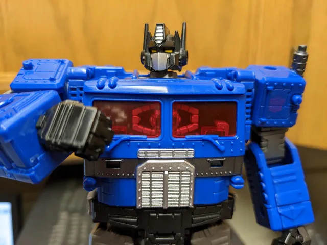 Shattered Glass Ultra Magnus Matrix Holder