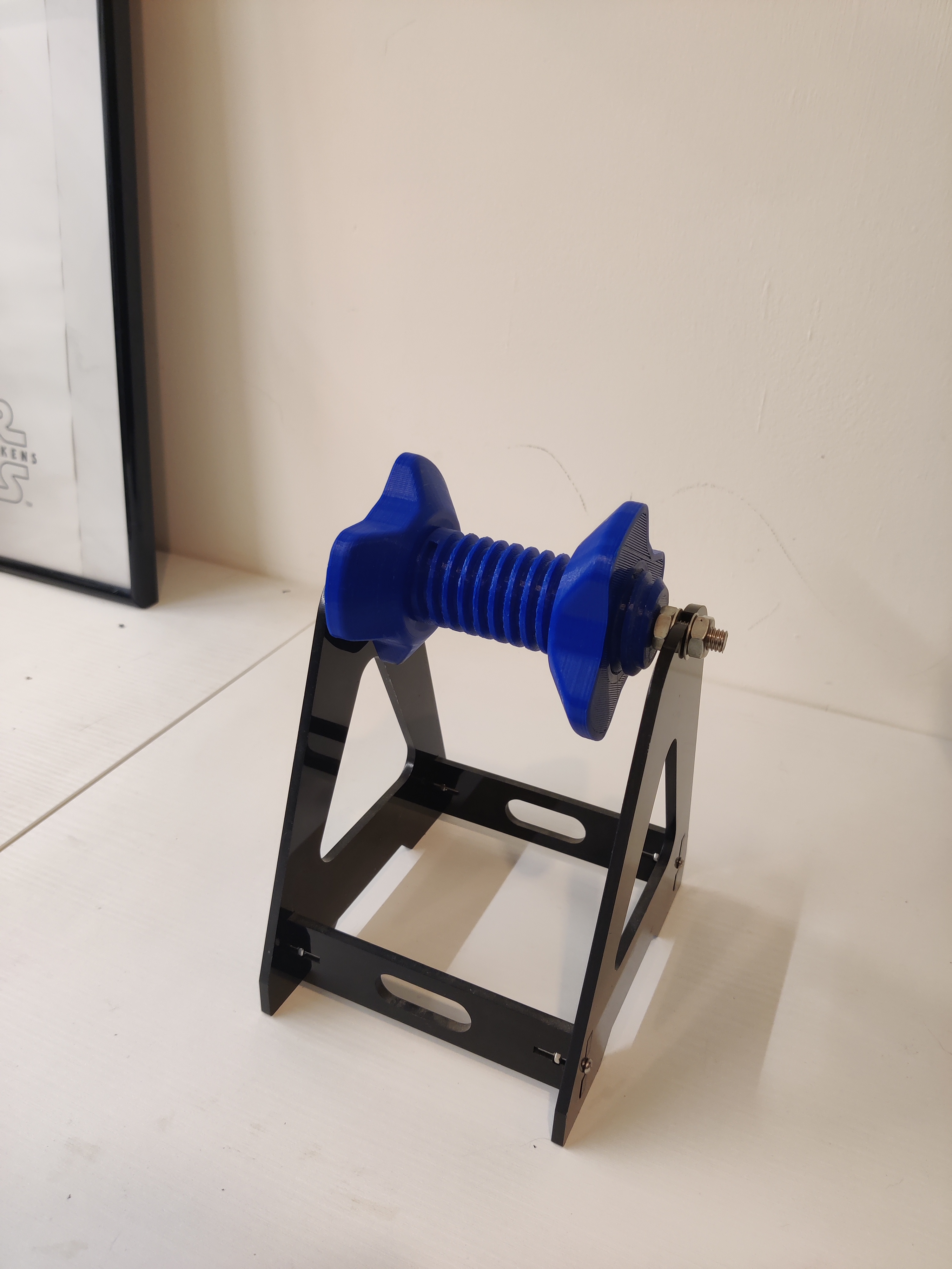 Universal spool holder with locking thread — thumbnail 2