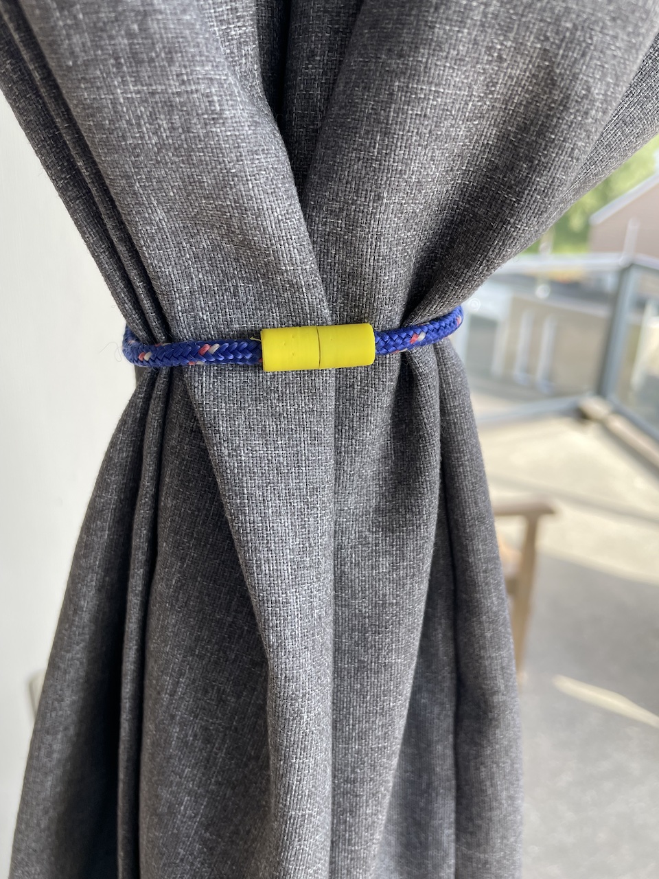 Magnetic tie for curtains