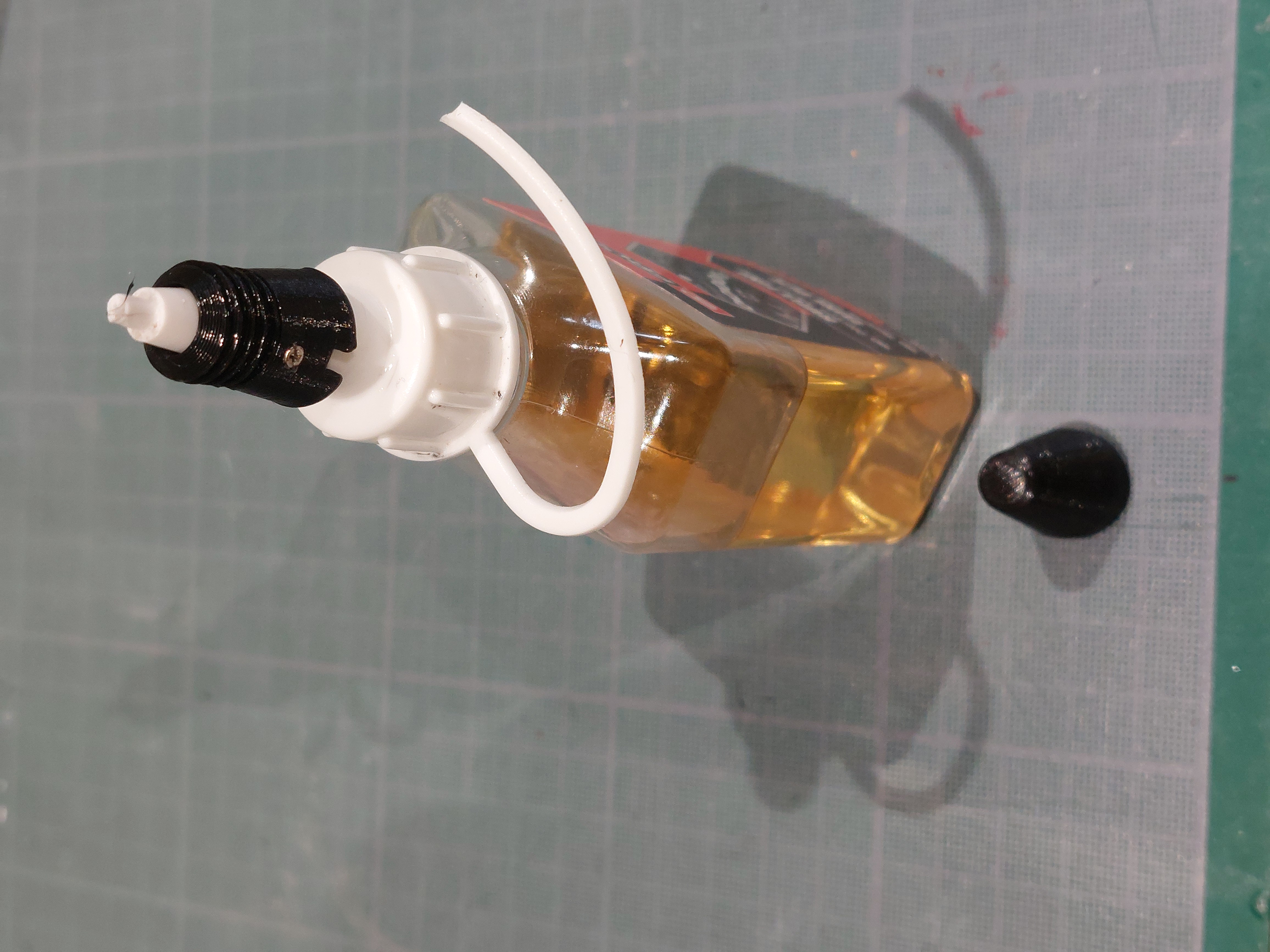Screwed oil lubricant bottle cap