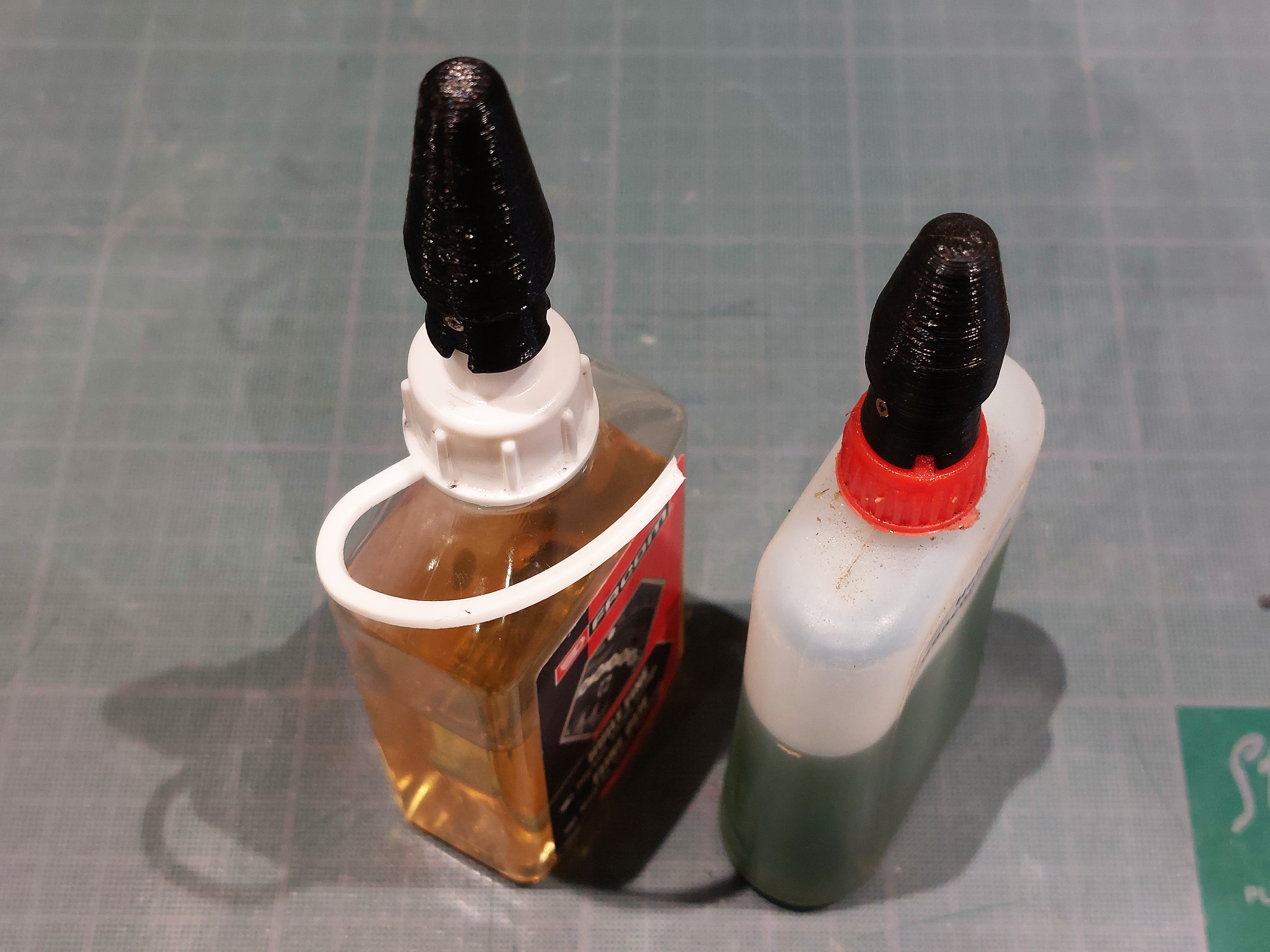 Screwed oil lubricant bottle cap