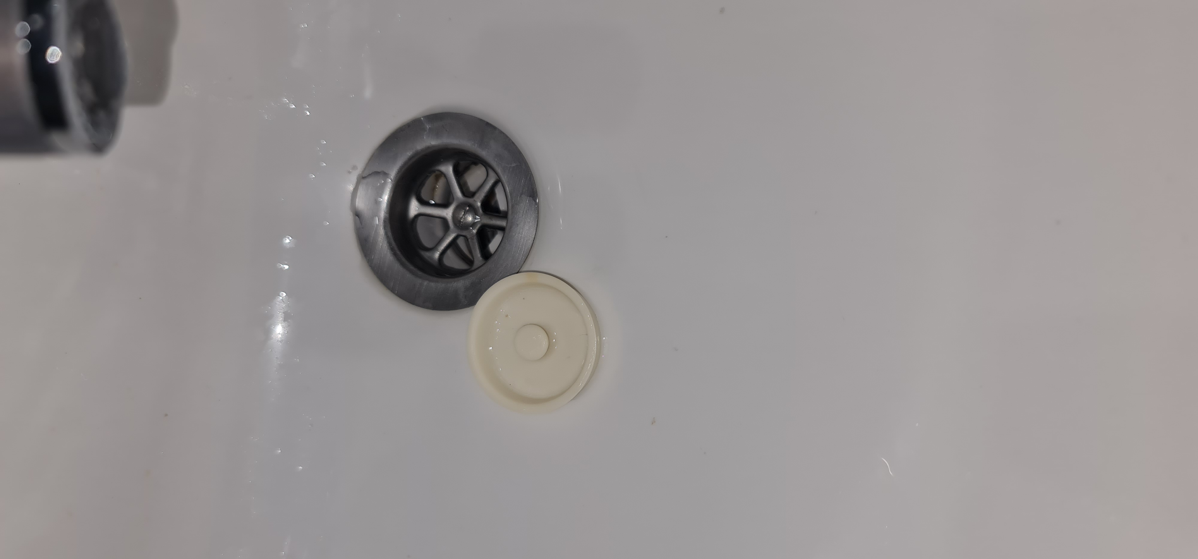 Simple Plug For Hand Basin