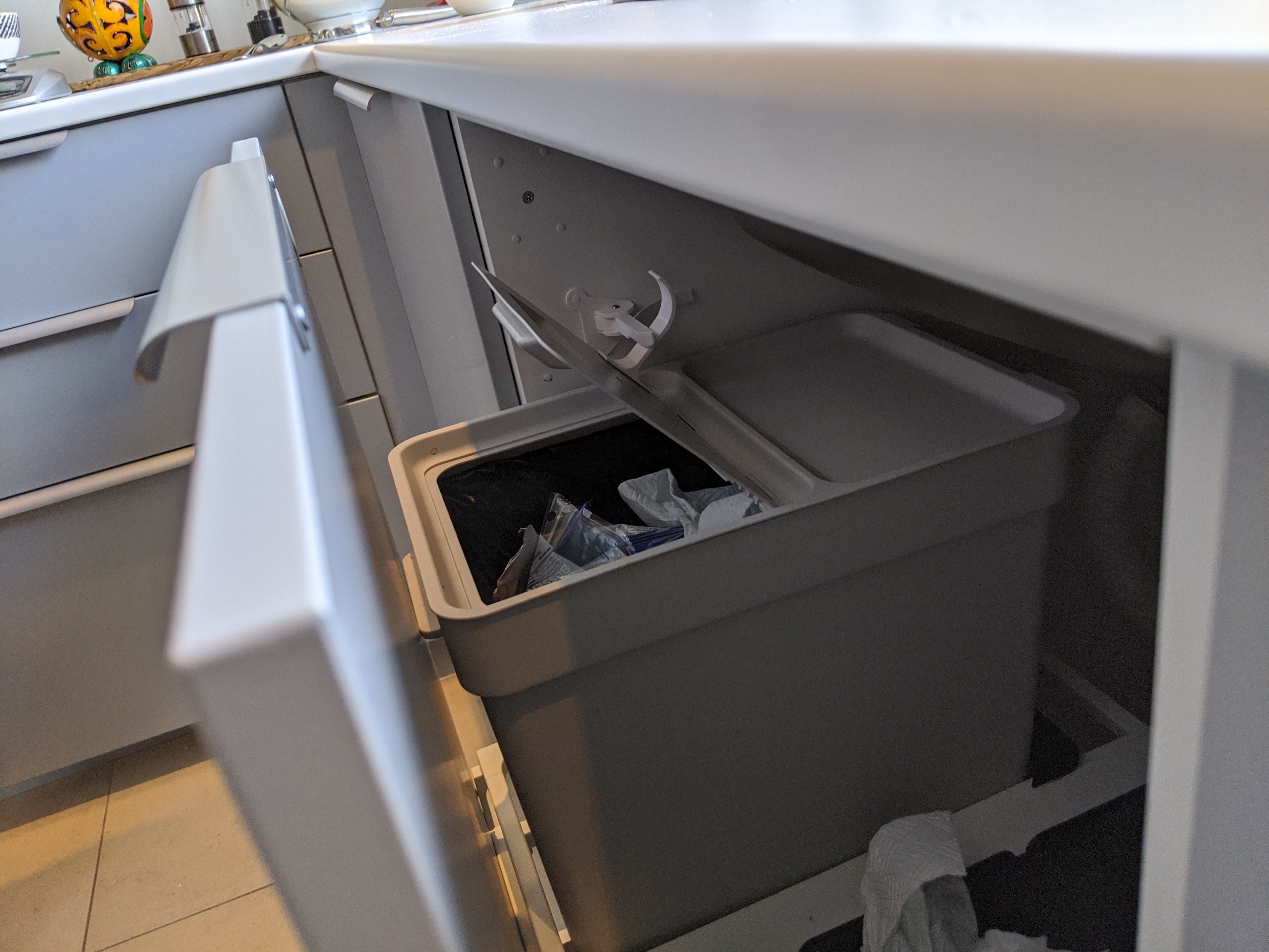 Automatic lid opener voor IKEA HÅLLBAR drawer bin.