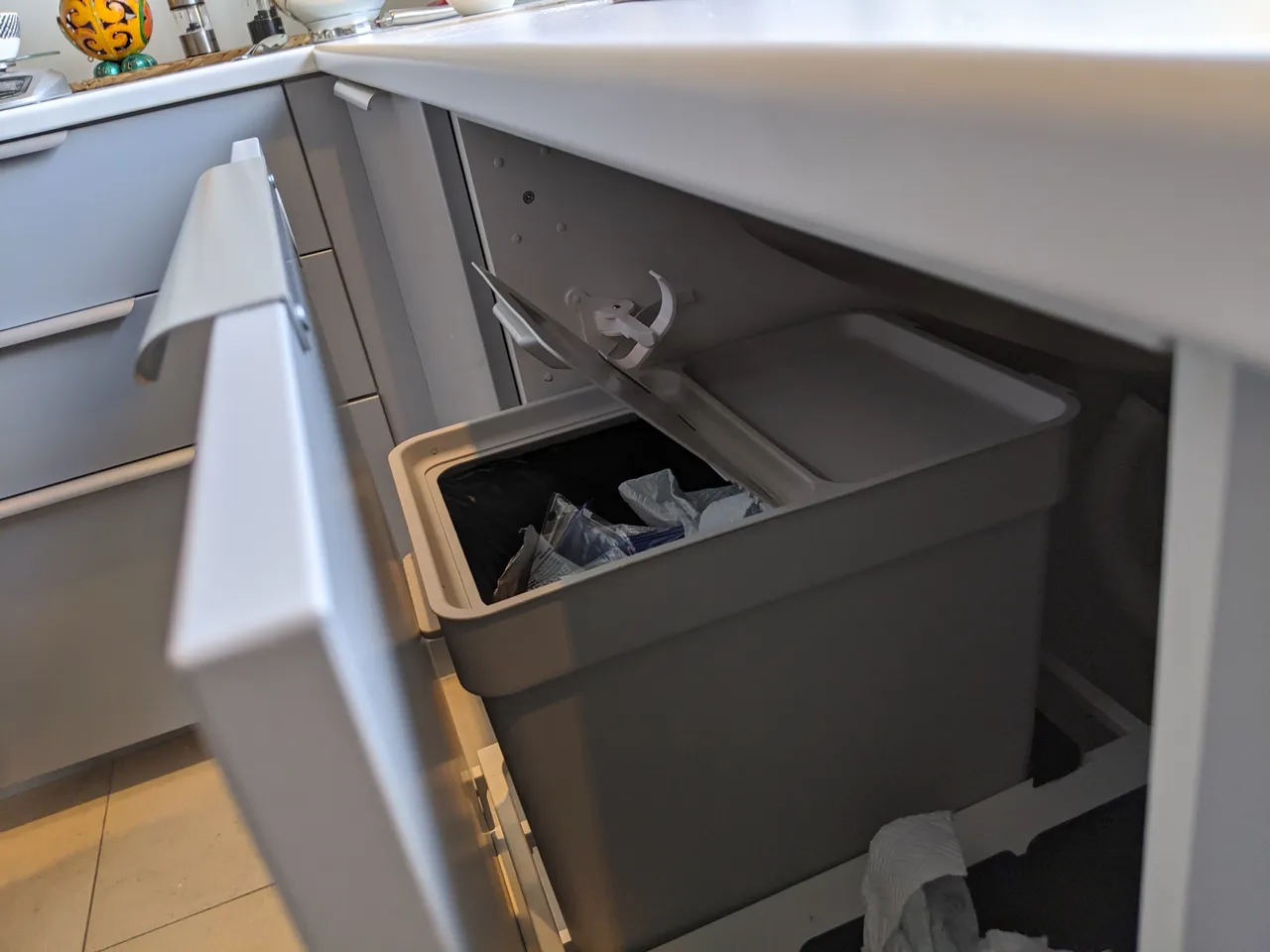 Automatic lid opener voor IKEA HÅLLBAR drawer bin. by Jaapp