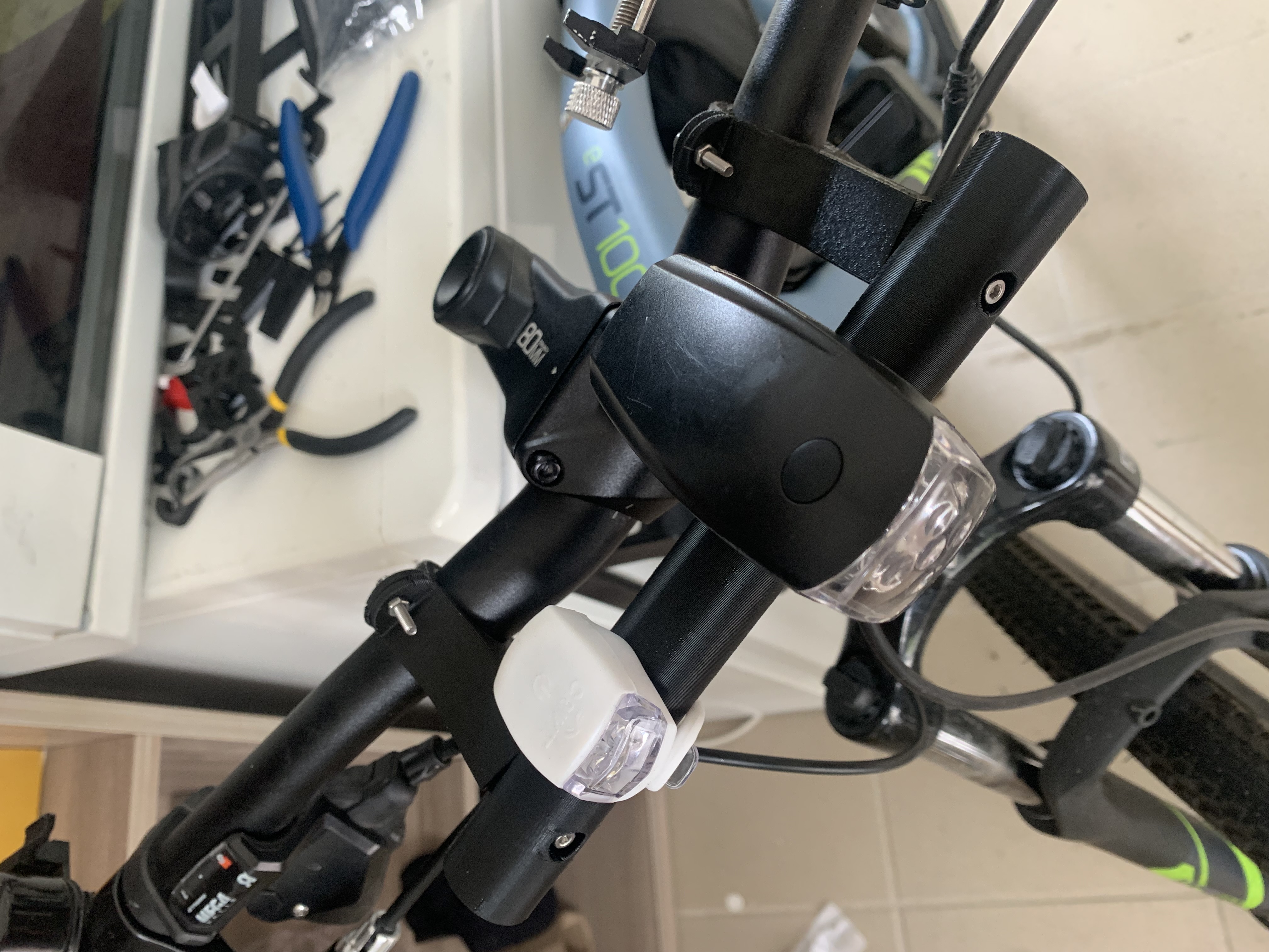 Crossbar for bike accessories