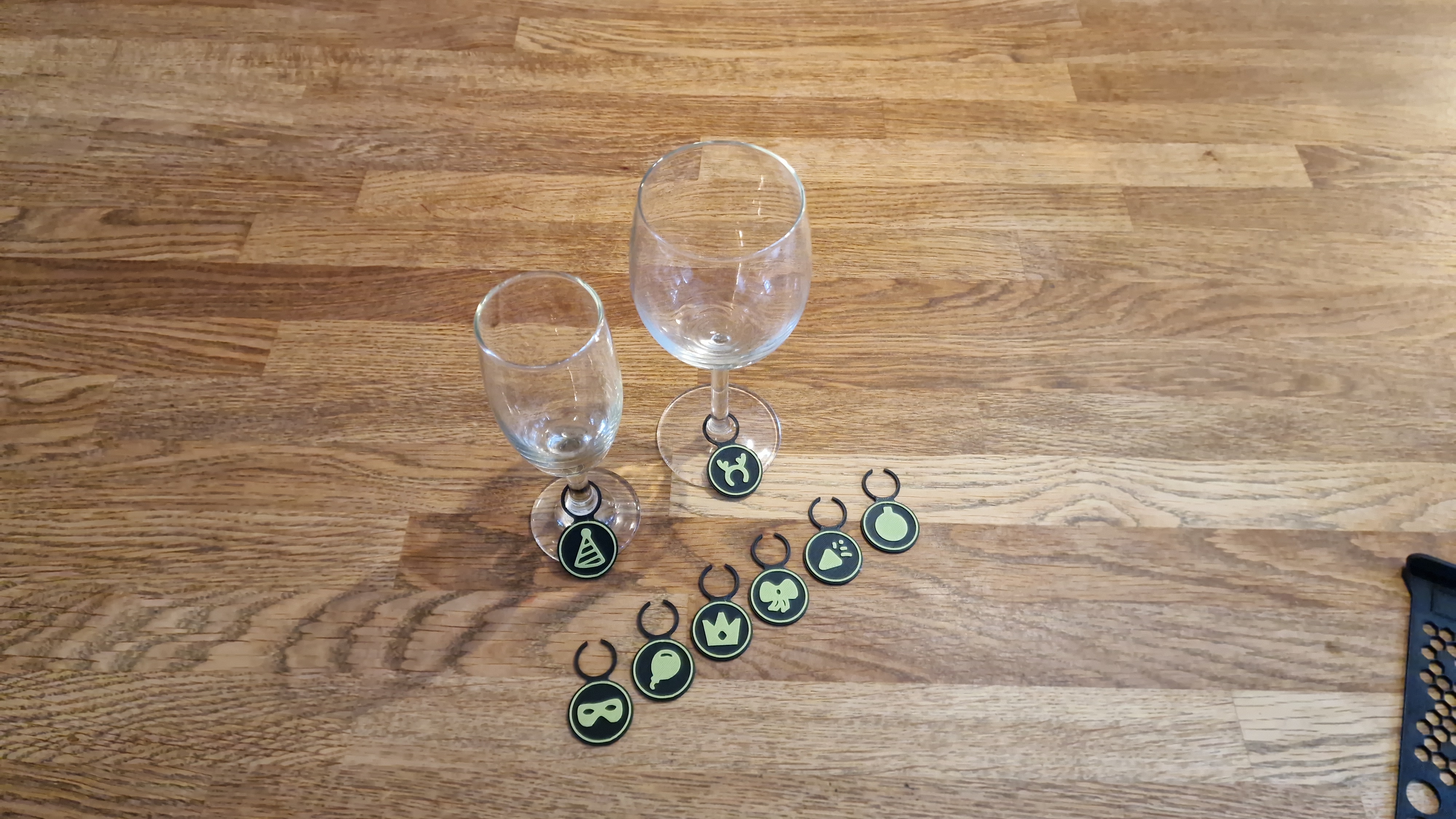 Party Stemware Markers & Holder (8 Pack)