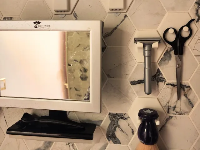 Safety razor and accessories wall hooks