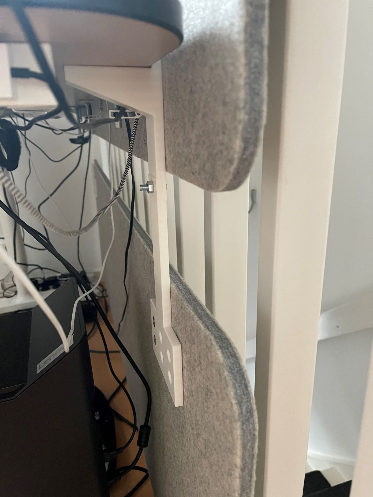 Elif hanger desk