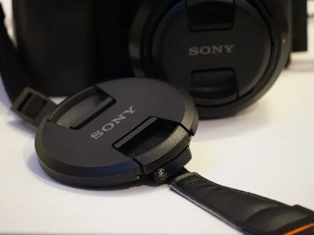 Sony 67mm Lens Cap Holder - Strap Mounted
