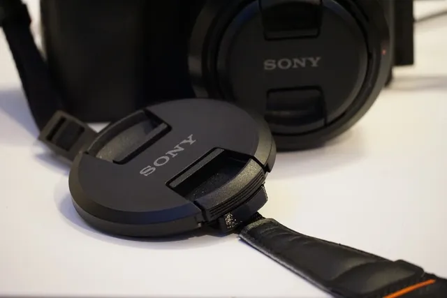 Sony 67mm Lens Cap Holder - Strap Mounted