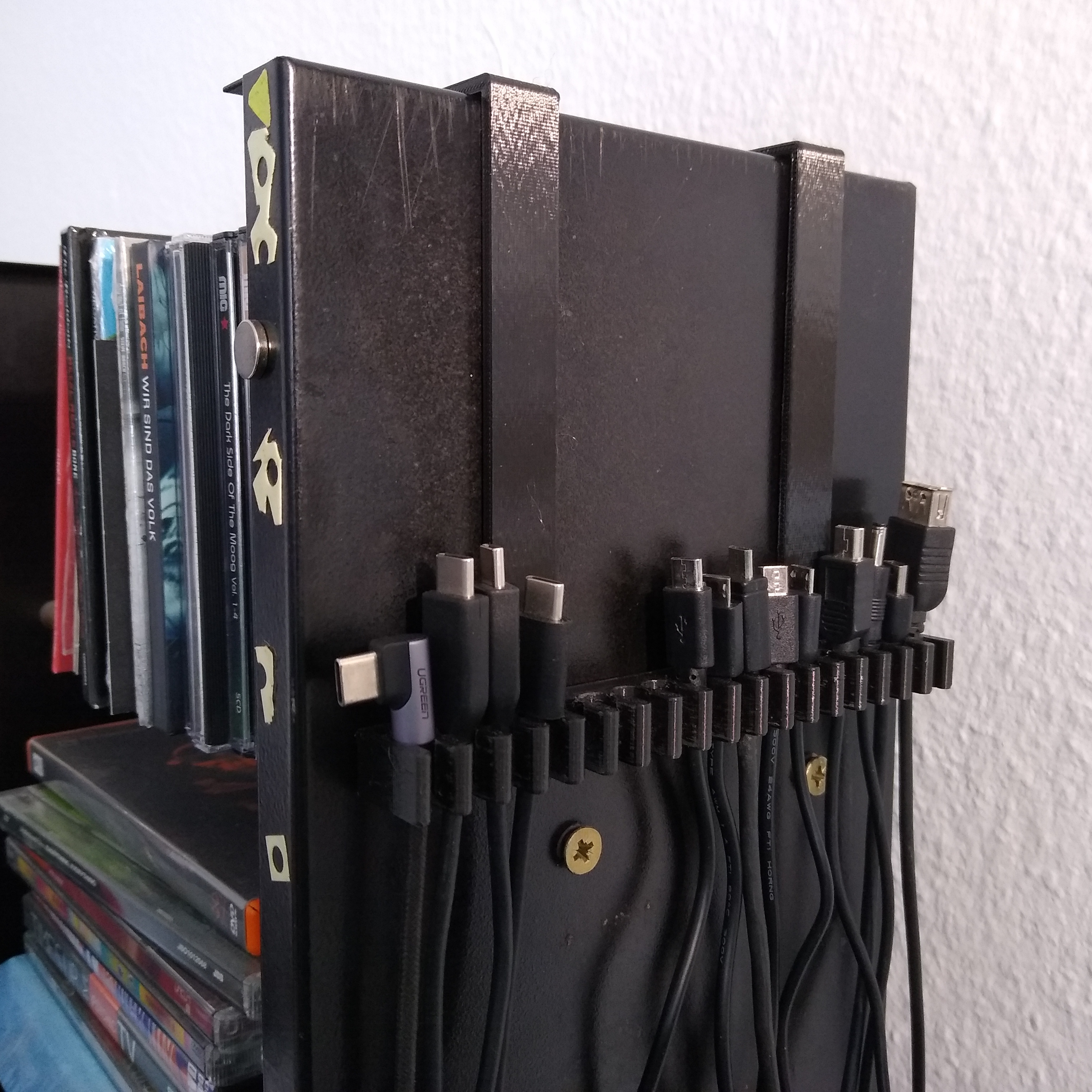 USB cable hanger