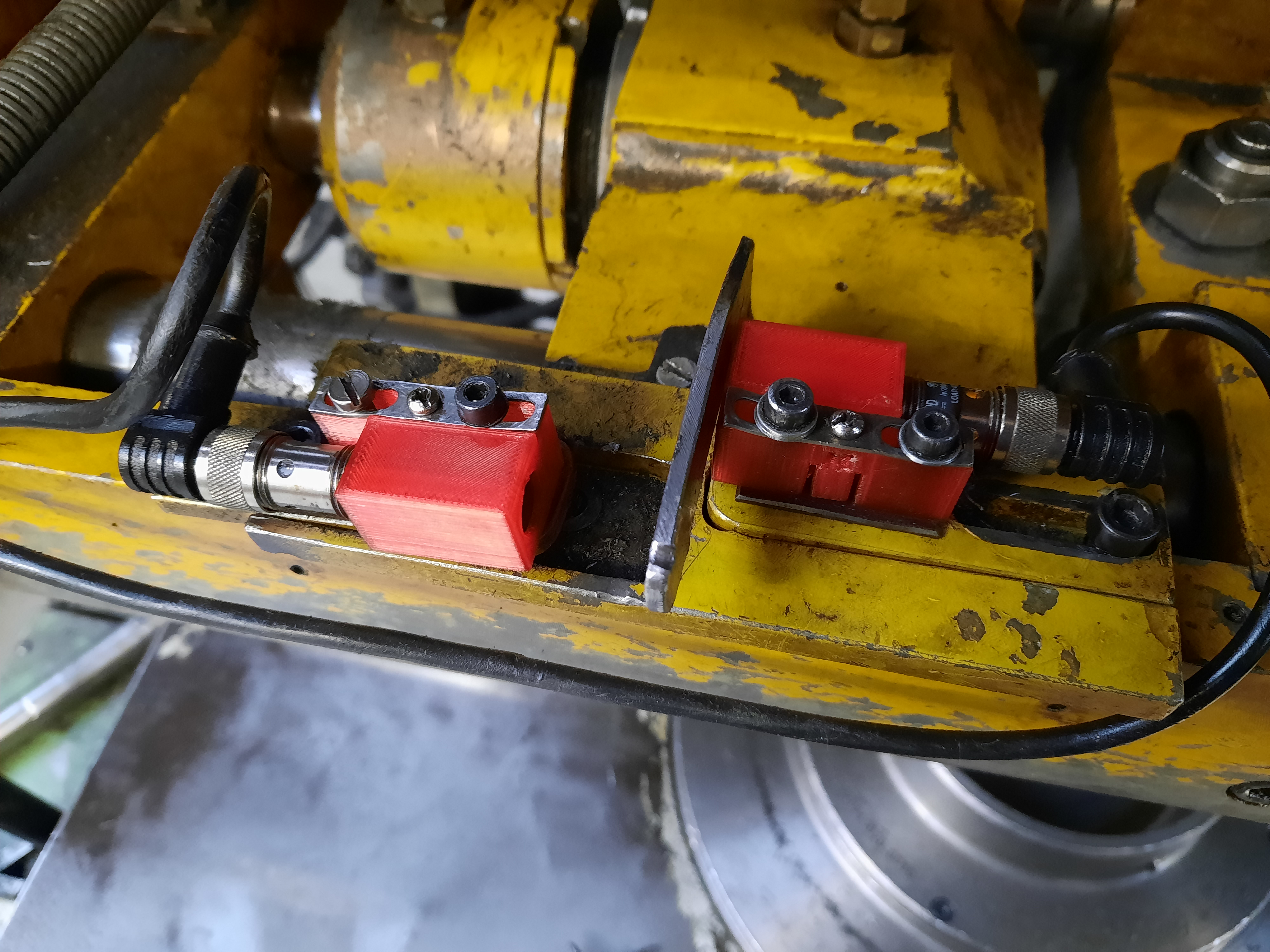 Držák pro indukční snímače / Holder for induction sensors.