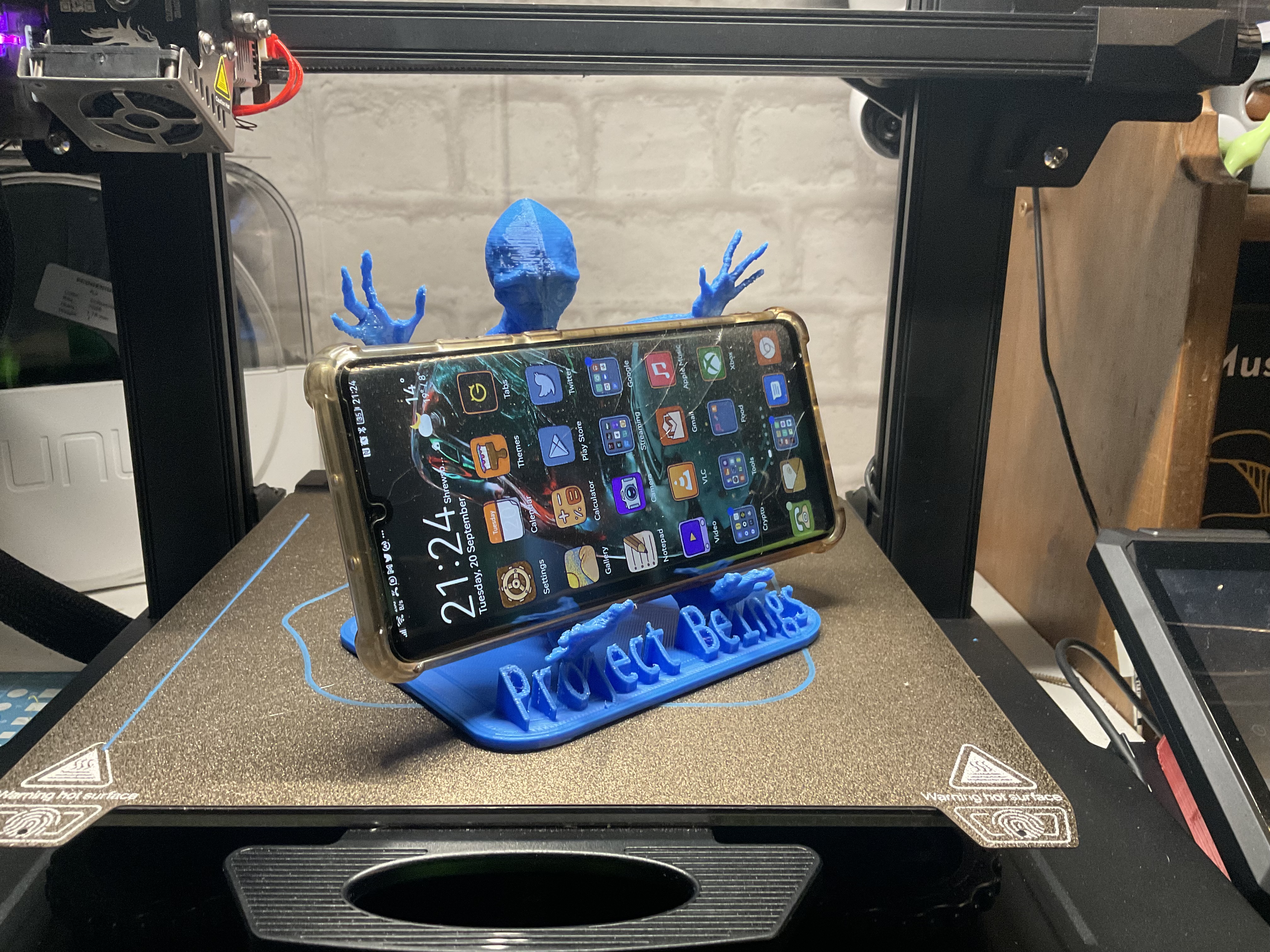 'Being' Phone Stand - Mini Alien Holding Phone.