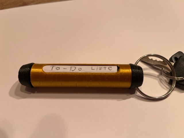 Schlüsselanhänger für Notizen mit verstecktem Stift