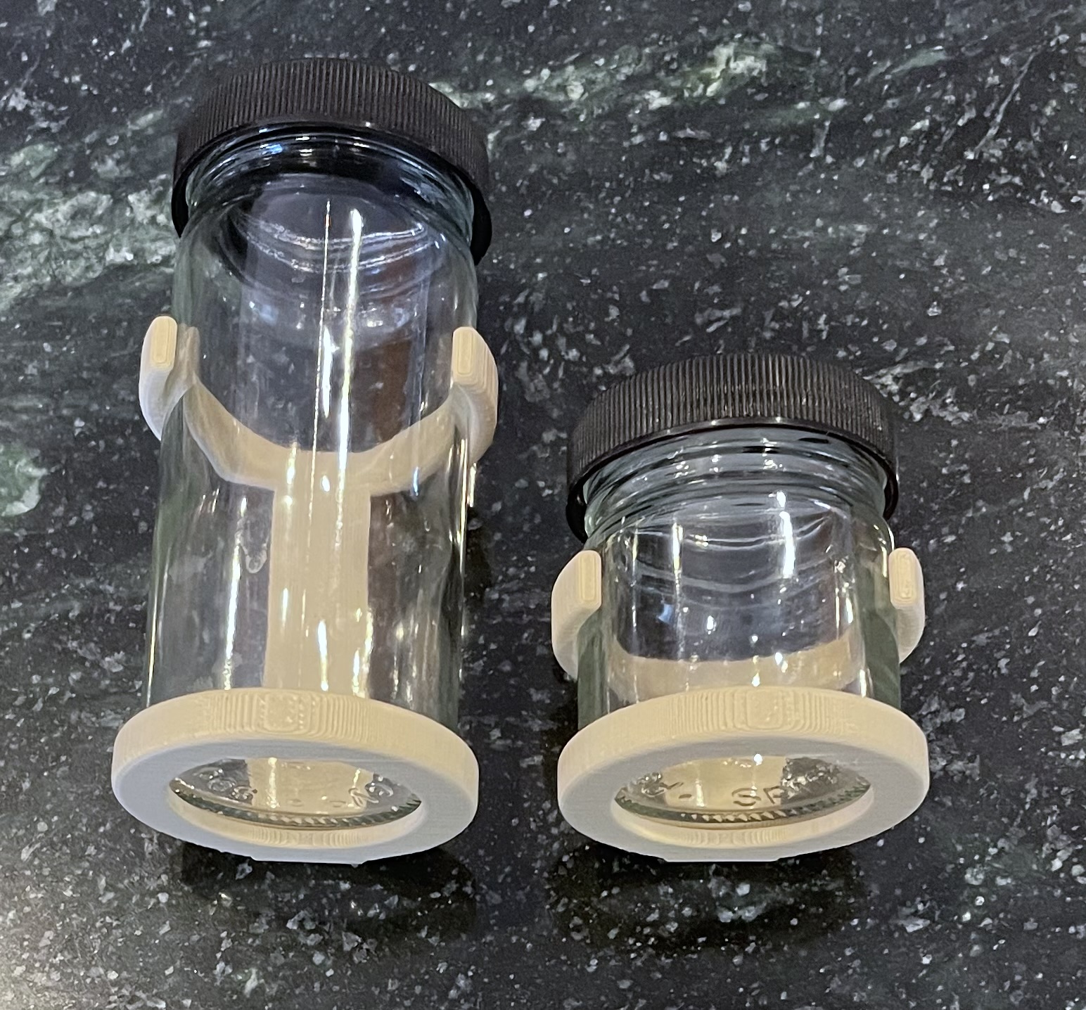 Spice Rack Customizable for Penzey’s Jars by Macaddict Download free