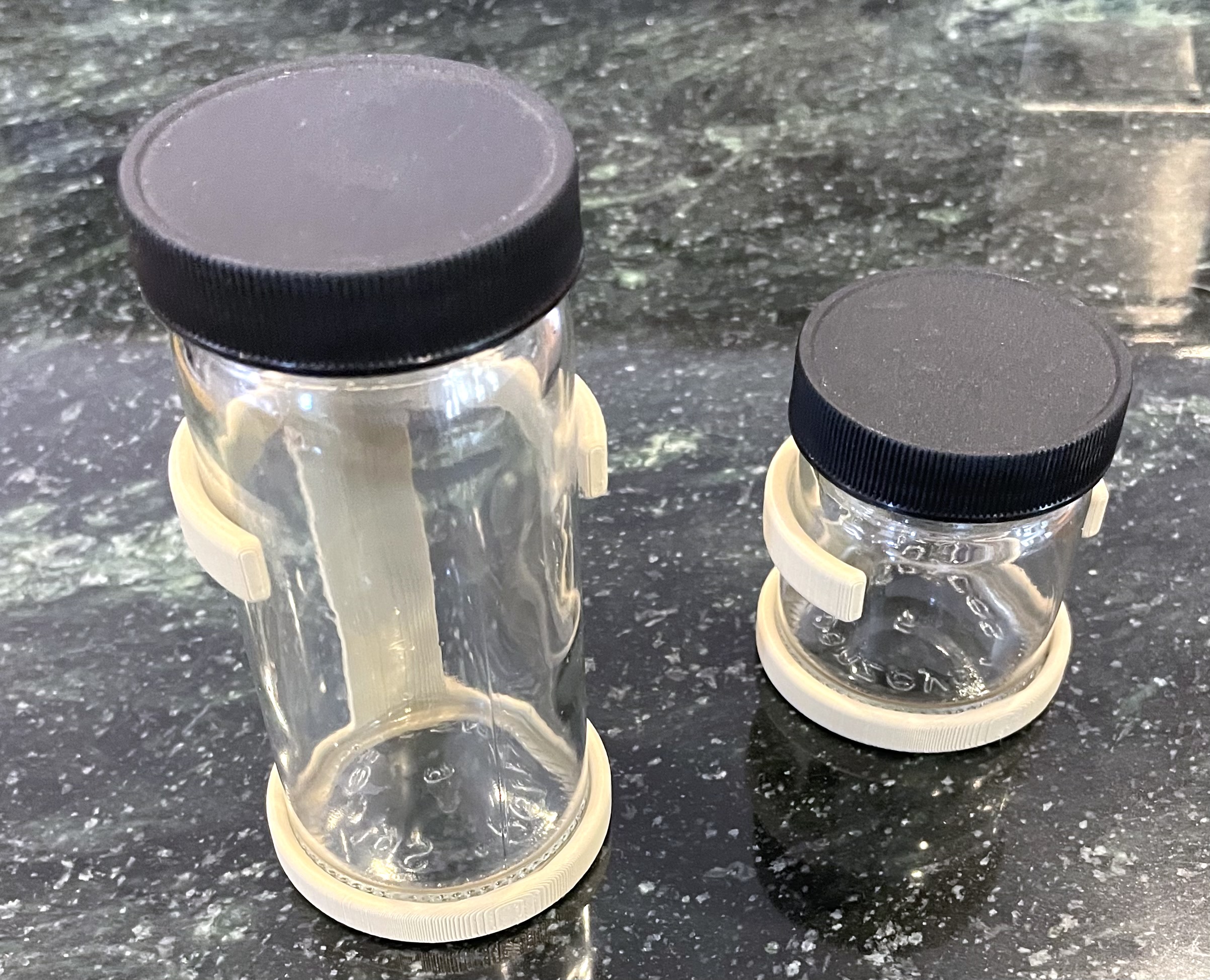 Spice Rack Customizable for Penzey’s Jars by Macaddict Download free