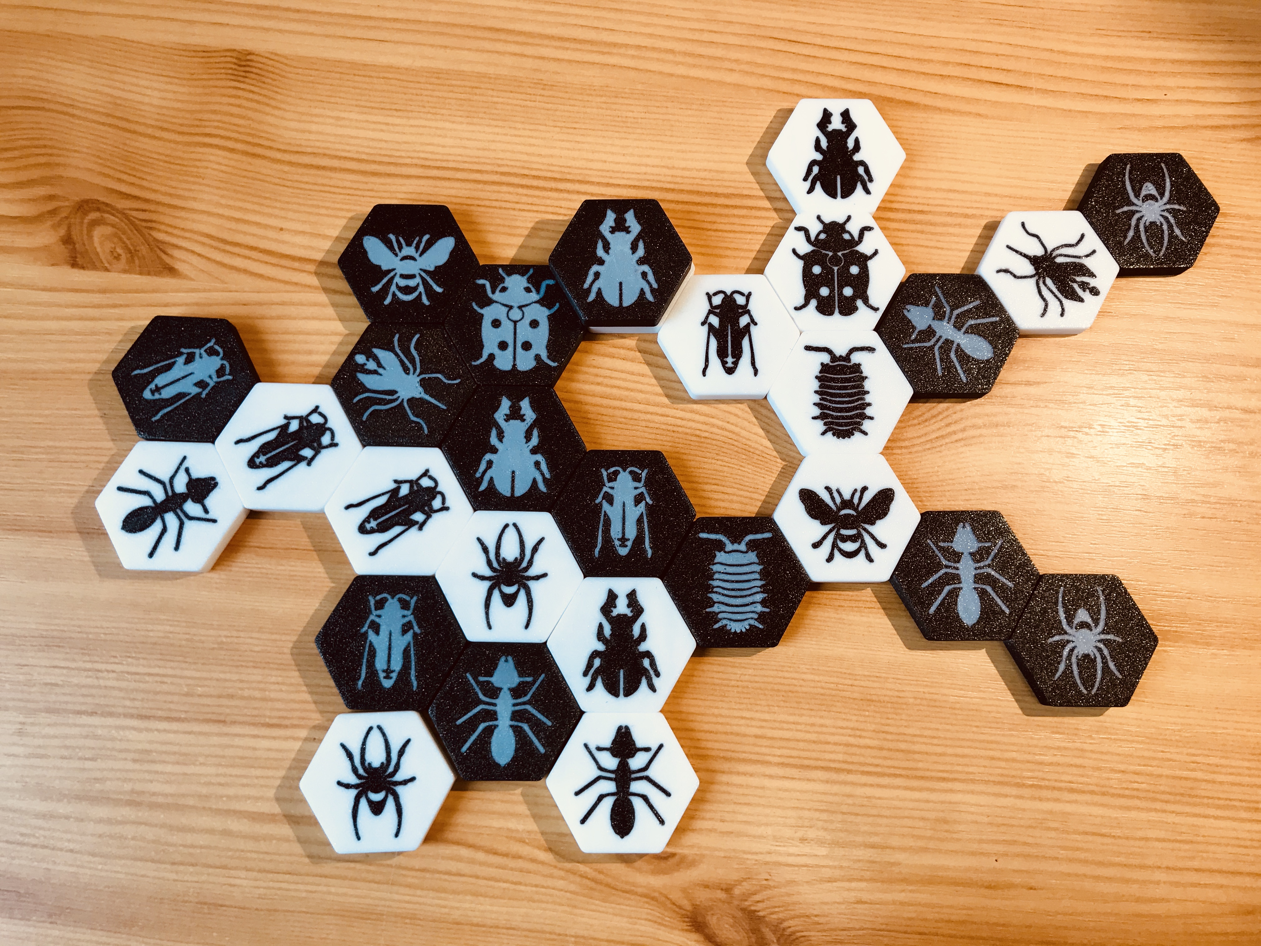 HIVE  -Strategy Board game for 2 players ( MMU NOT NEEDED ! )