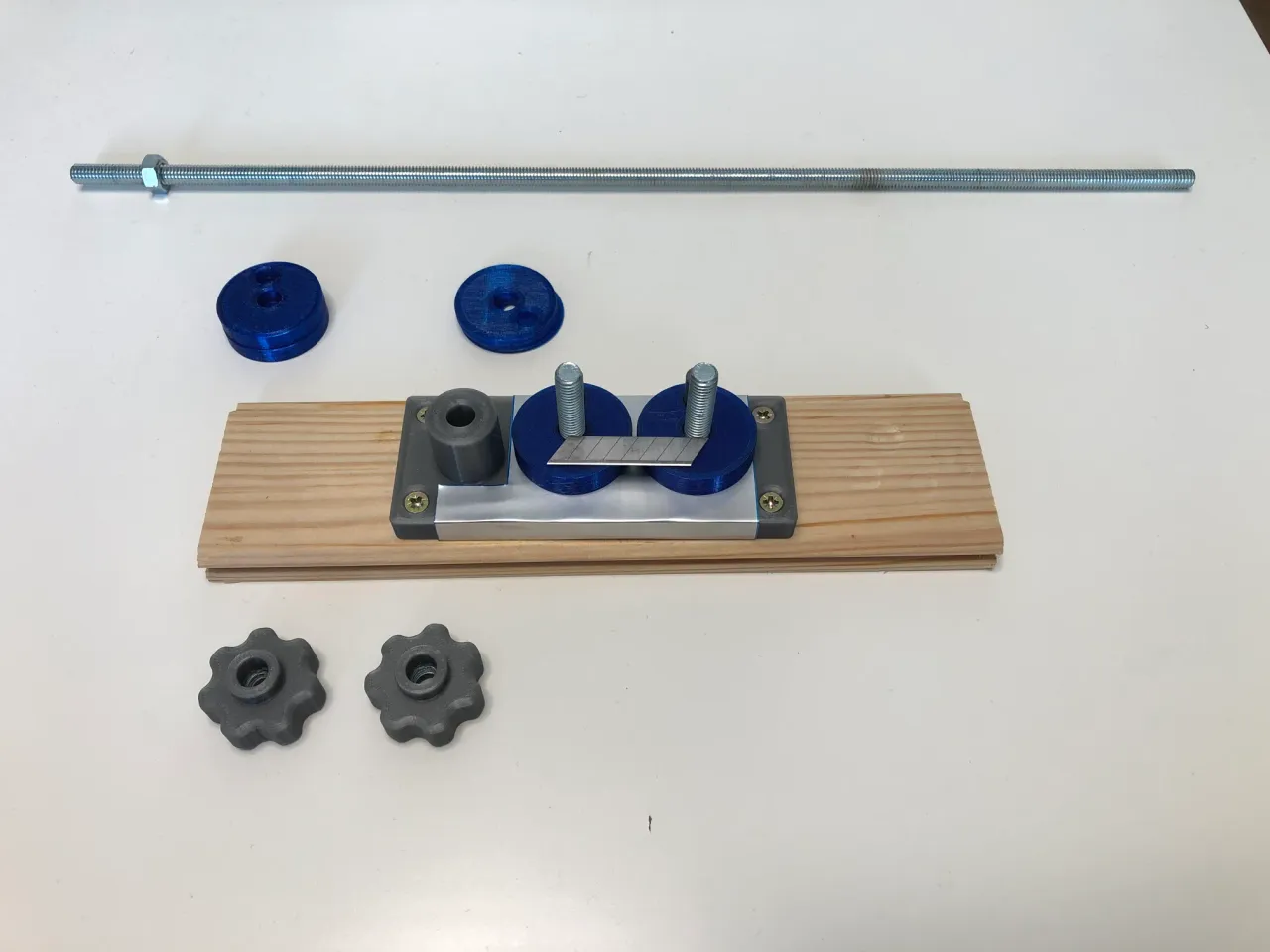 3D file Cut-Man - PET bottle cutter with handle! 🍾・3D printing