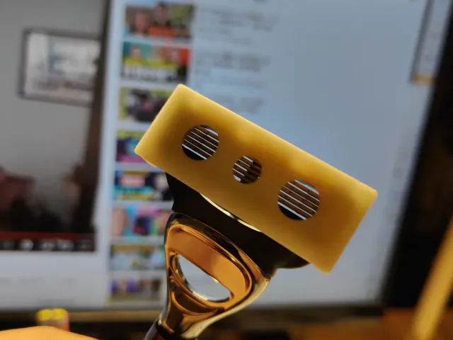 Gillette Fusion razor cover tweak