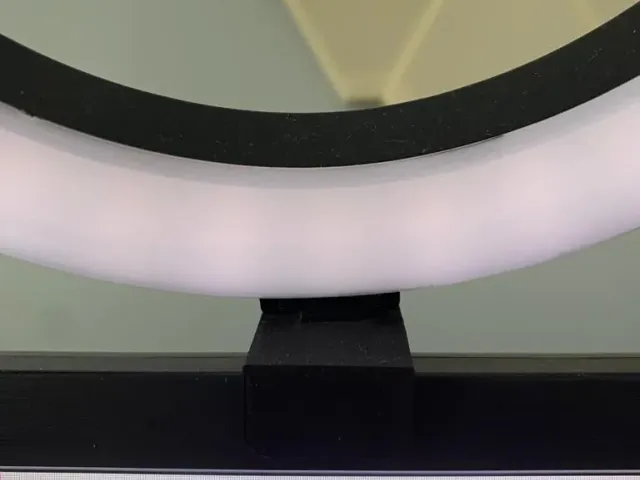 Ringlight mount for monitor