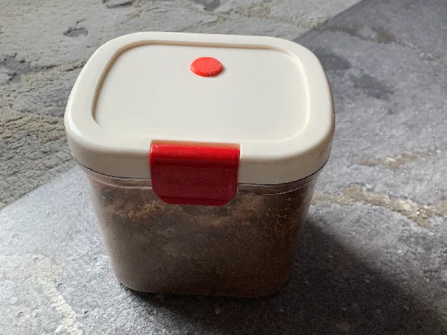 Brown sugar disc holder