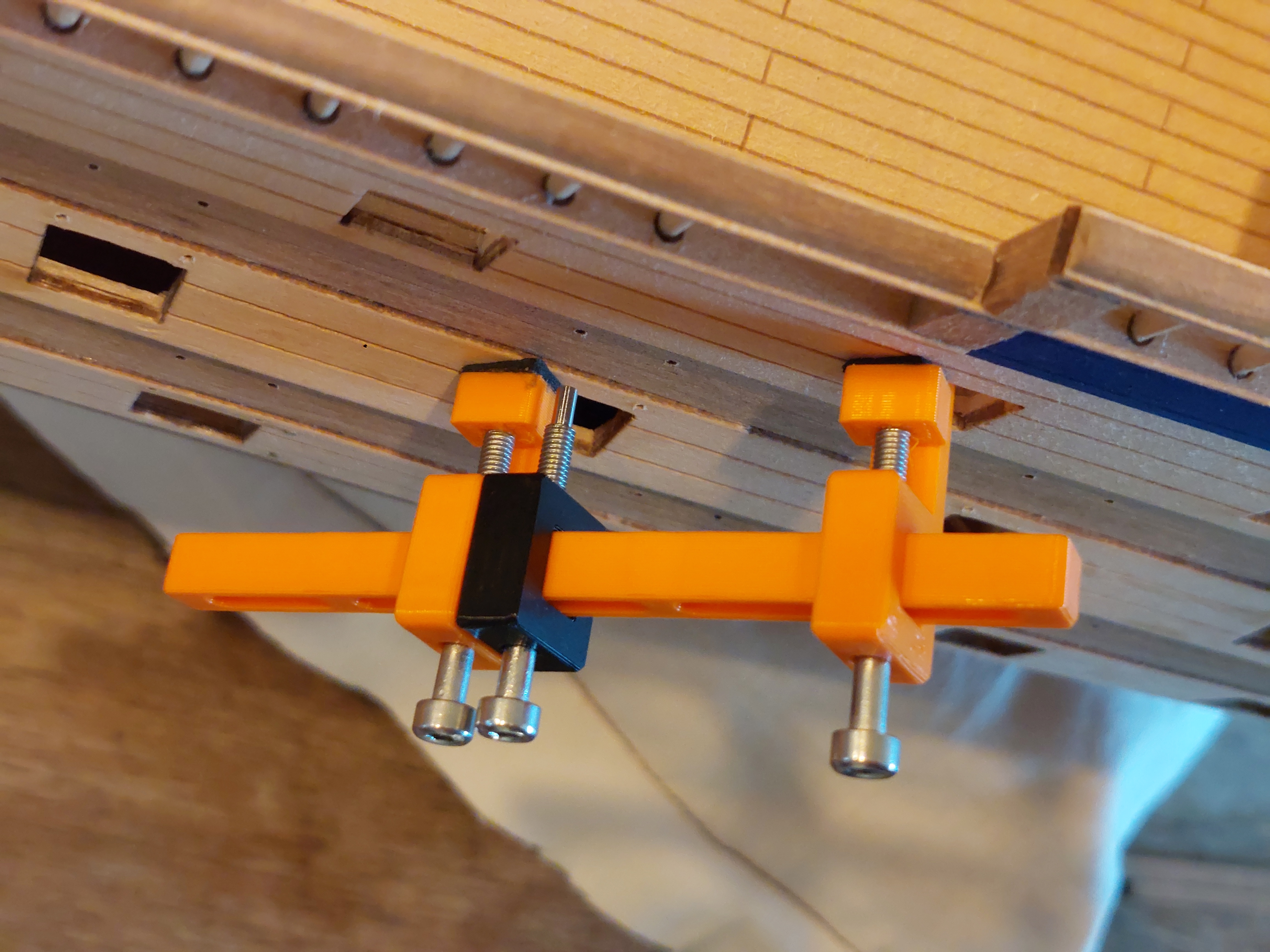 Model ship building clamping aid — miniatura 3