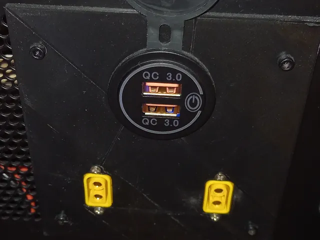2x XT60F-E PLatte mit USB-Charger 12V